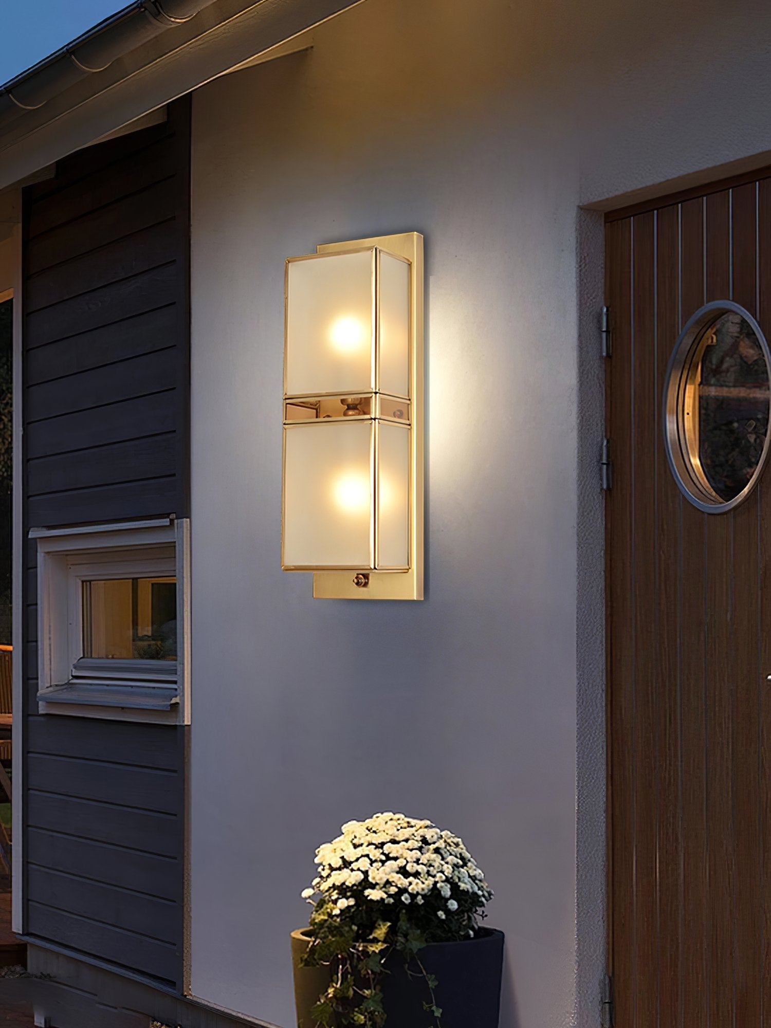 modern-brass-wall-sconce-lighting-with-elegant-handcrafted-glass-shade