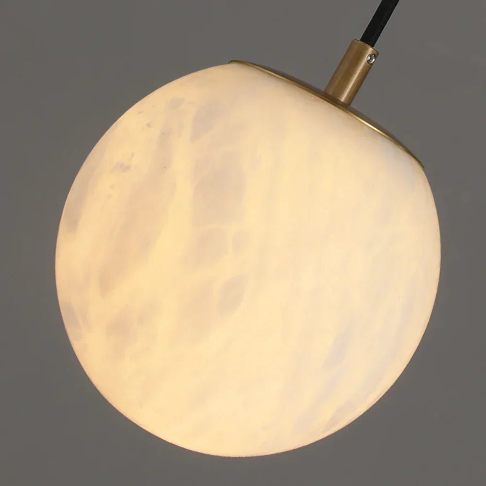 modern-alabaster-globe-wall-sconce-with-brass-accents-elegant-spherical-indoor-light
