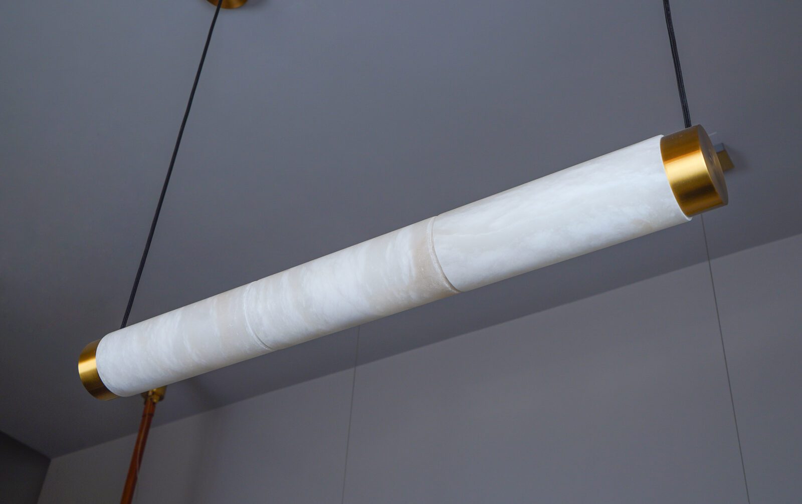 modern-natural-marble-strip-led-pendant-light-with-brass-accents-for-contemporary-interiors