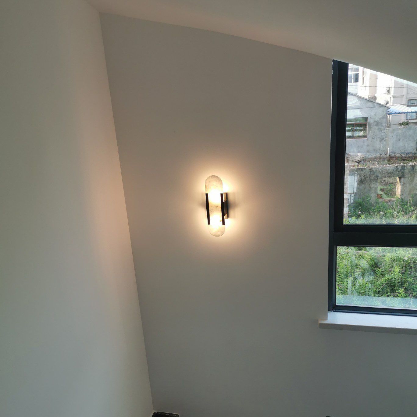 modern-elongated-alabaster-wall-sconce-luxury-natural-stone-led-light