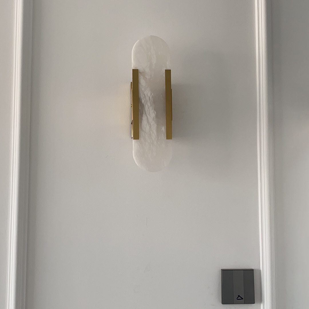 modern-elongated-alabaster-wall-sconce-luxury-natural-stone-led-light
