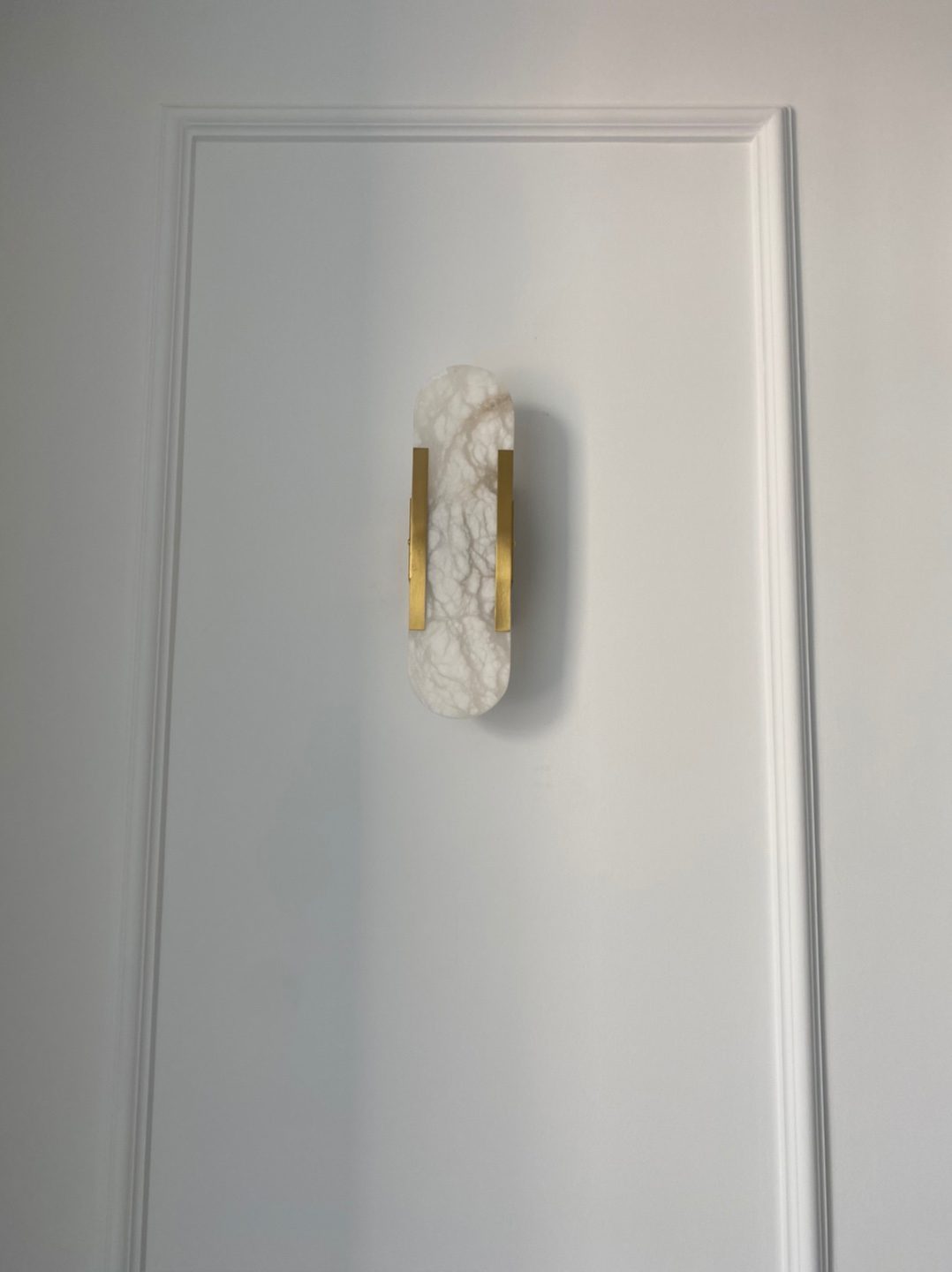 modern-elongated-alabaster-wall-sconce-luxury-natural-stone-led-light
