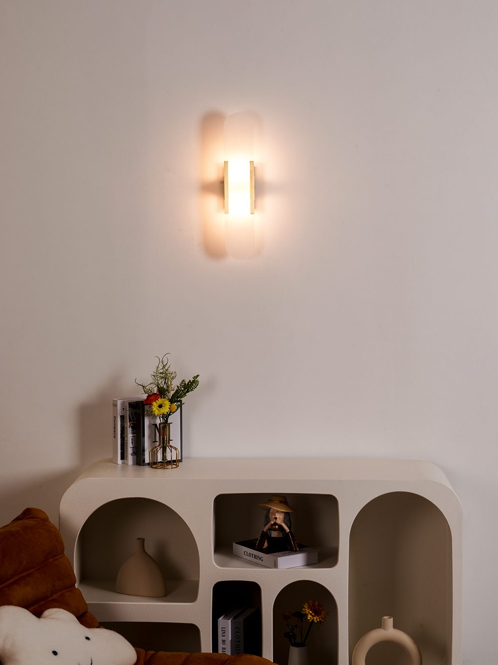 modern-elongated-alabaster-wall-sconce-luxury-natural-stone-led-light