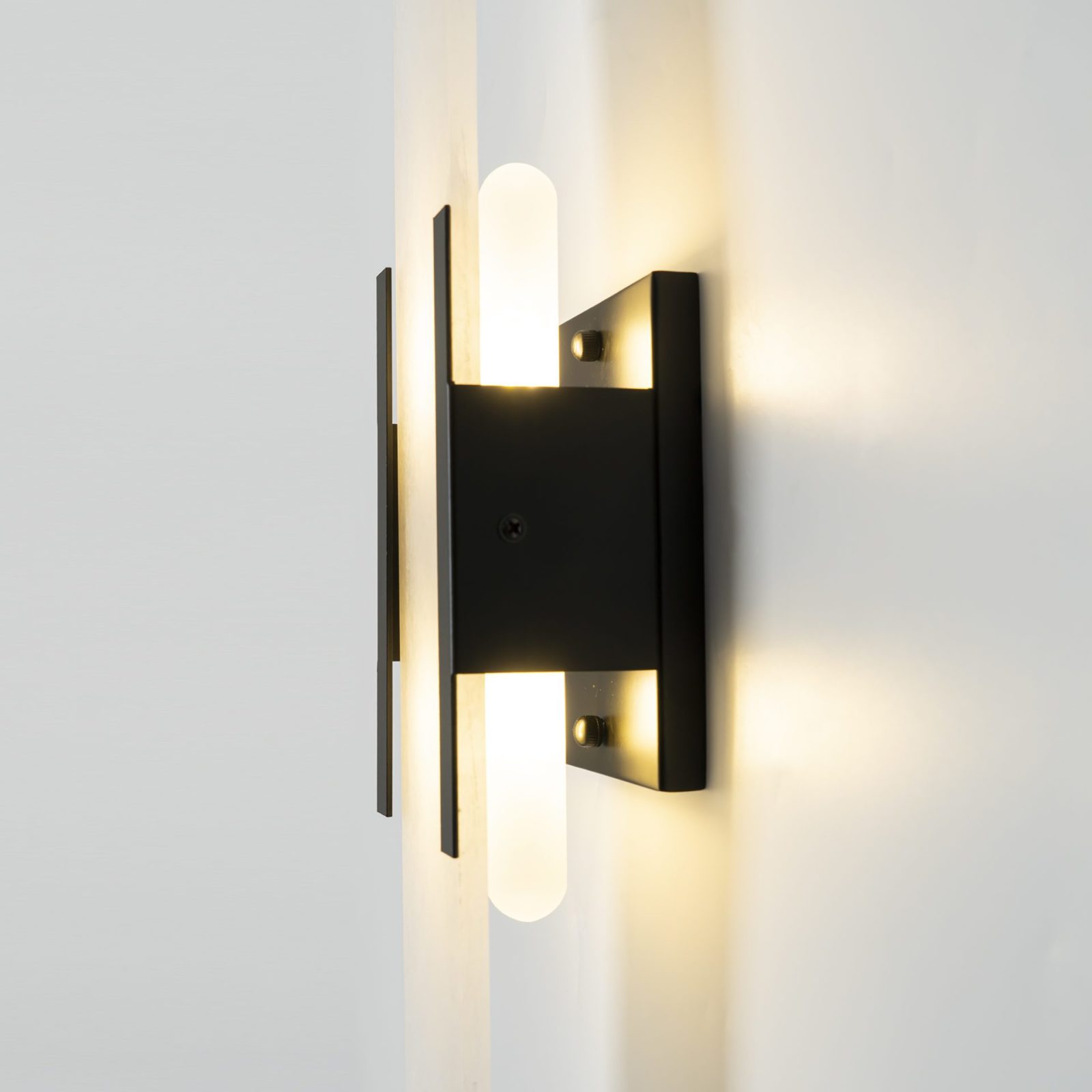 modern-elongated-alabaster-wall-sconce-luxury-natural-stone-led-light