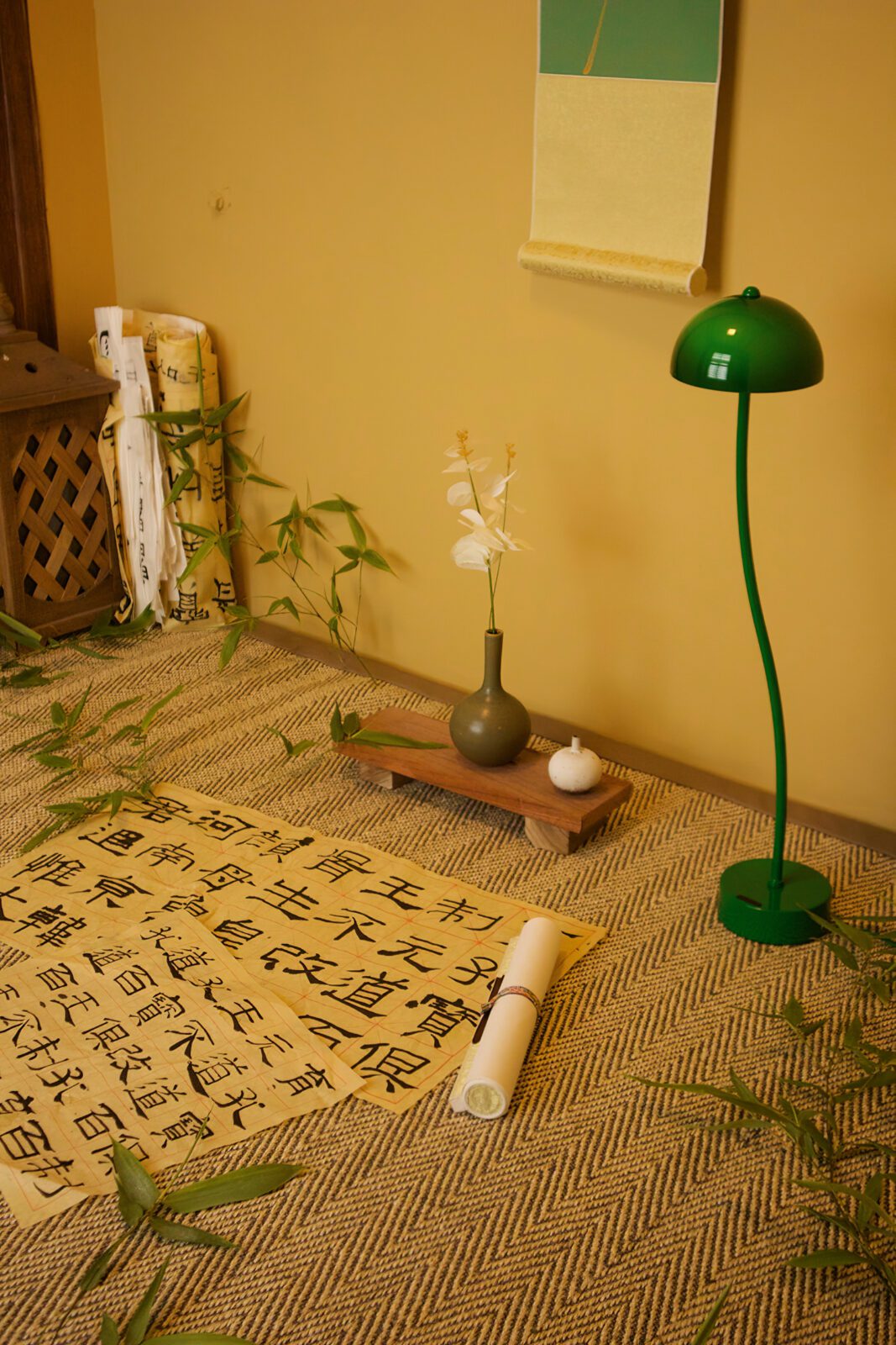 modern-mung-bean-sprout-banker-style-table-lamp-with-green-glass-shade