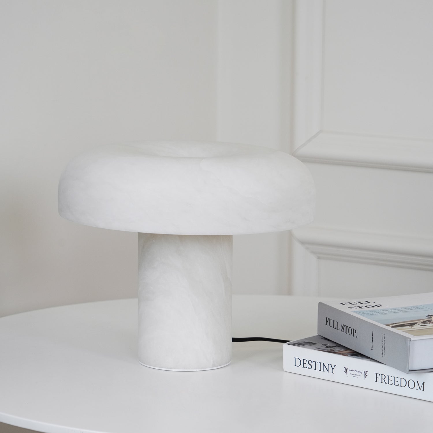 Modern Mushroom Alabaster Table Lamp Elegant Bedside Light with Brass Details for Living Room