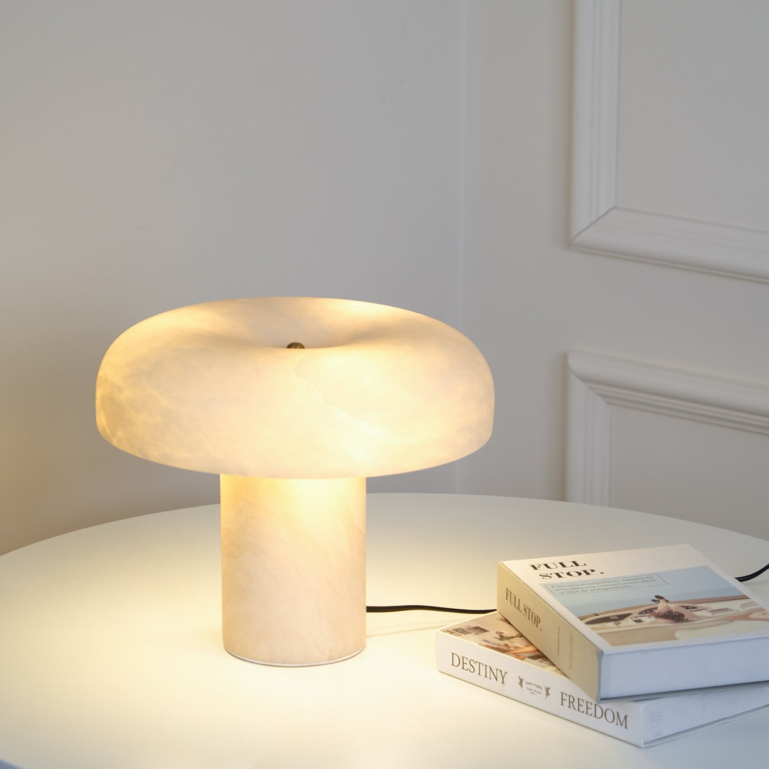 Modern Mushroom Alabaster Table Lamp Elegant Bedside Light with Brass Details for Living Room
