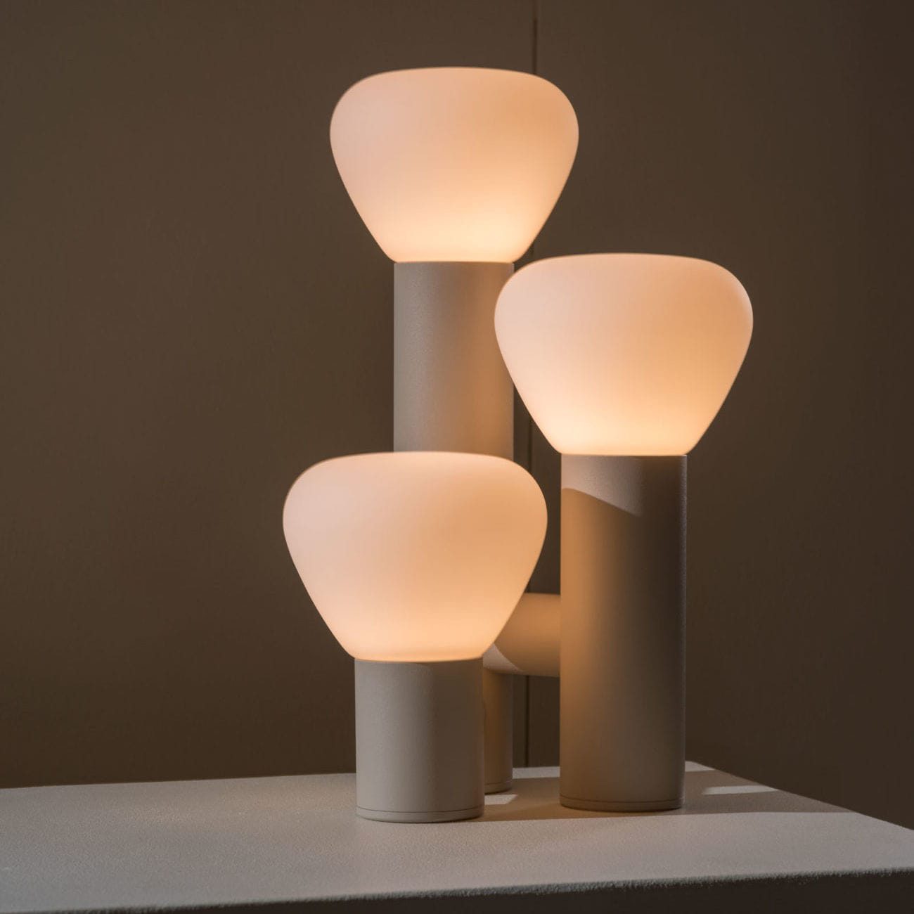 kienney-modern-metal-and-glass-table-lamp-for-living-room-and-bedroom-ambient-flashlight-style-desk-light