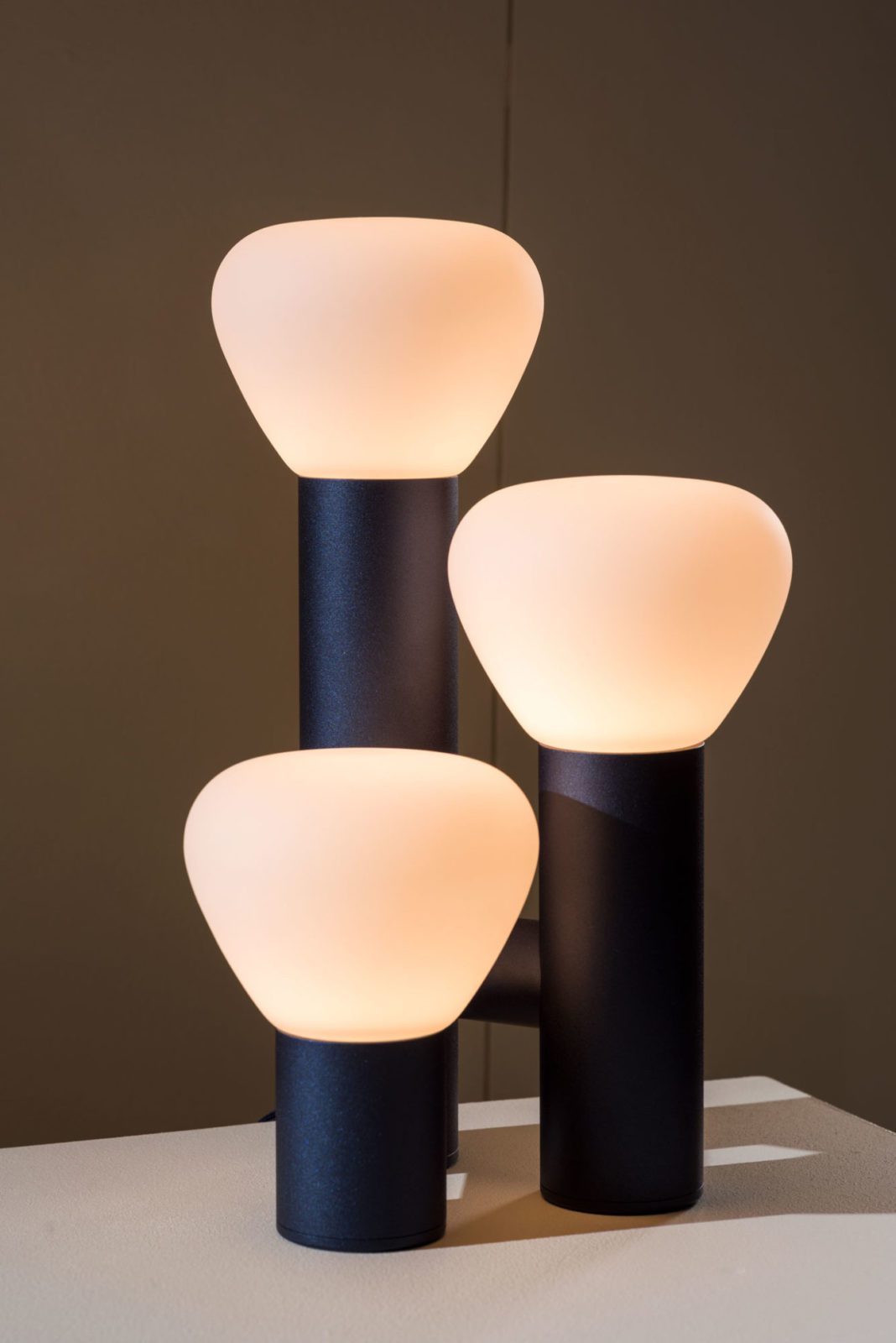 kienney-modern-metal-and-glass-table-lamp-for-living-room-and-bedroom-ambient-flashlight-style-desk-light