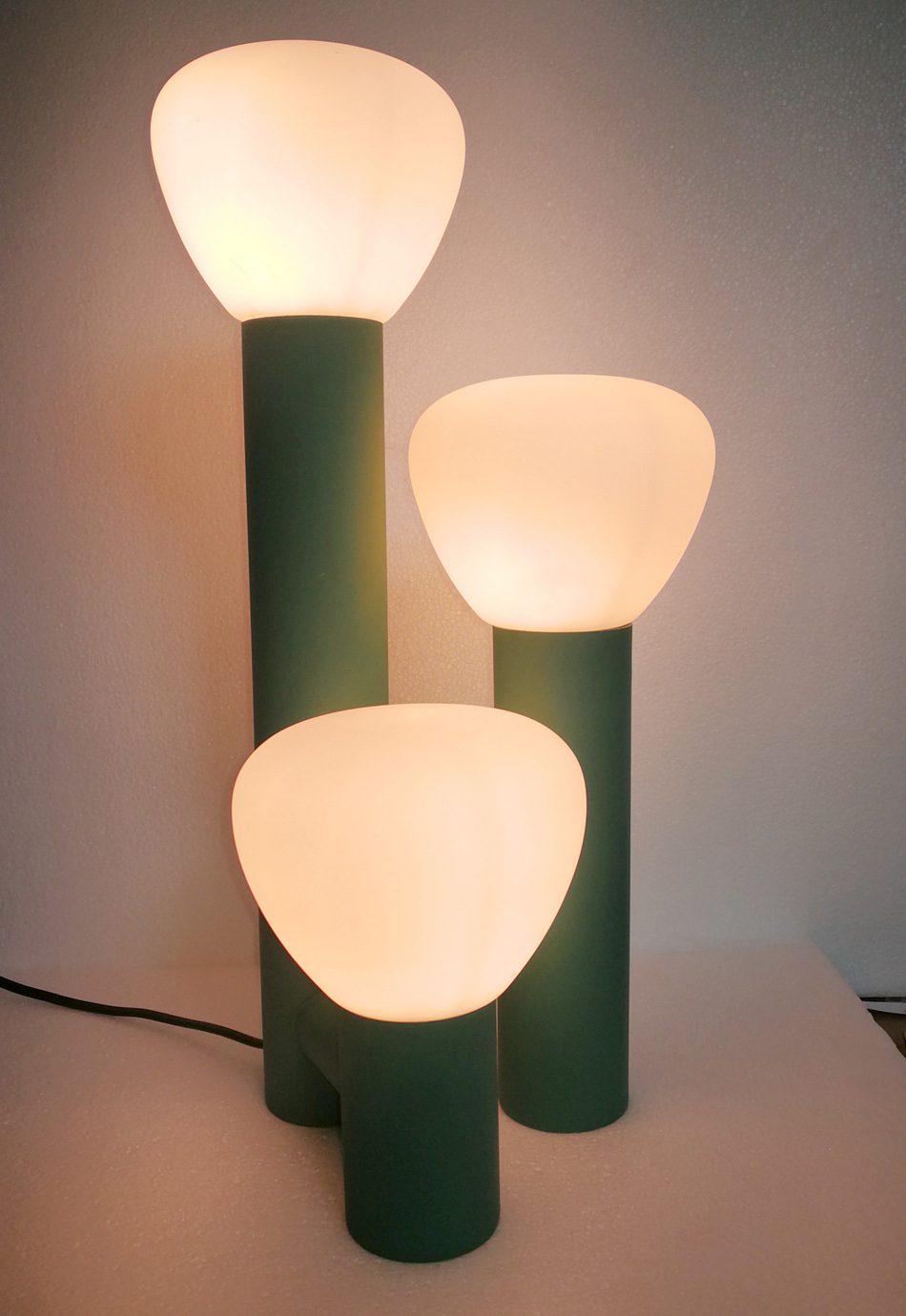 kienney-modern-metal-and-glass-table-lamp-for-living-room-and-bedroom-ambient-flashlight-style-desk-light