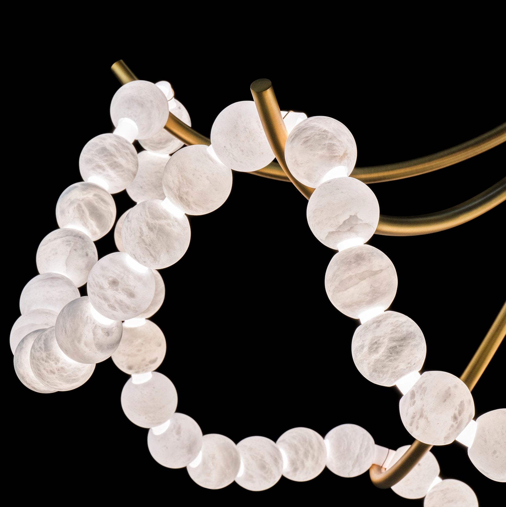 modern-spanish-alabaster-bead-led-chandelier-with-brass-finish-for-living-room