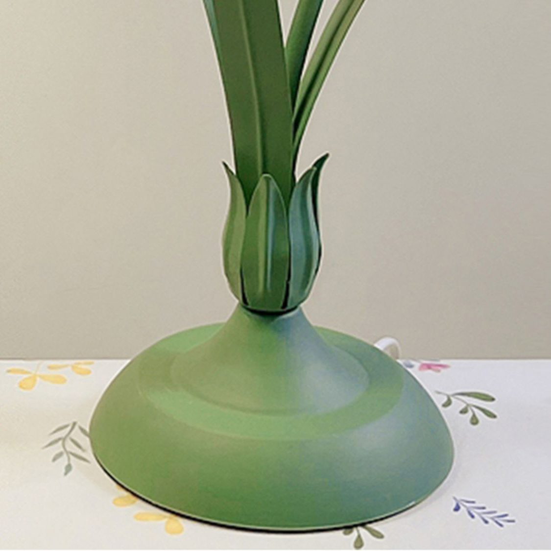 vintage-pastoral-rose-art-deco-table-lamp-with-green-base-and-white-shade