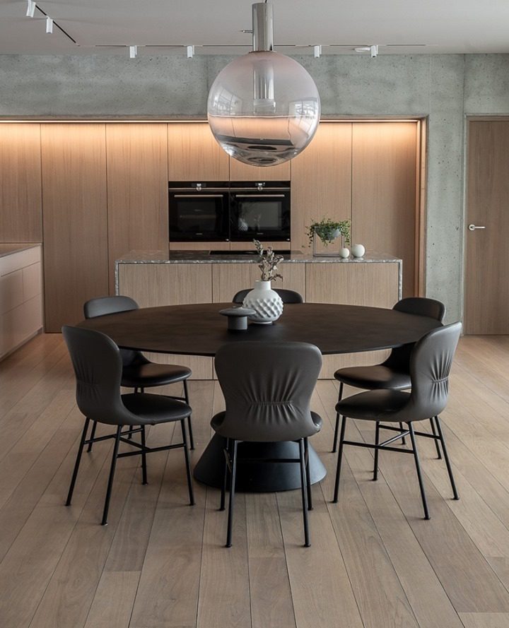 modern-geometric-hand-blown-glass-pendant-light-with-elegant-gold-finish-for-contemporary-interiors