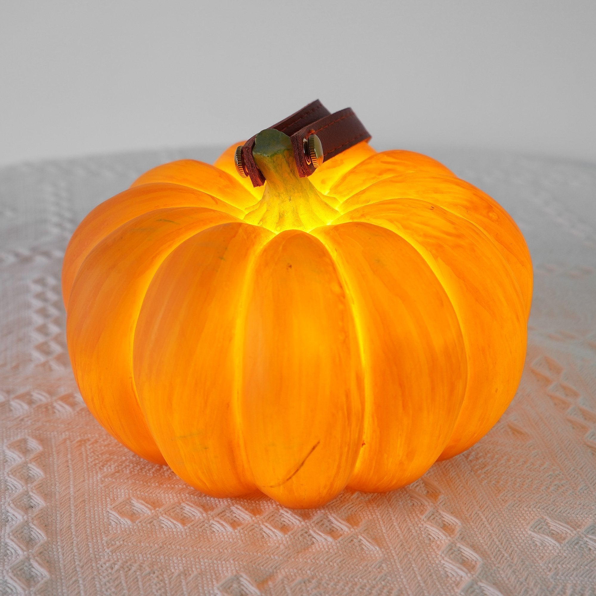 modern-pumpkin-inspired-resin-table-lamp-led-portable-bedside-nightstand-light-for-home-decor