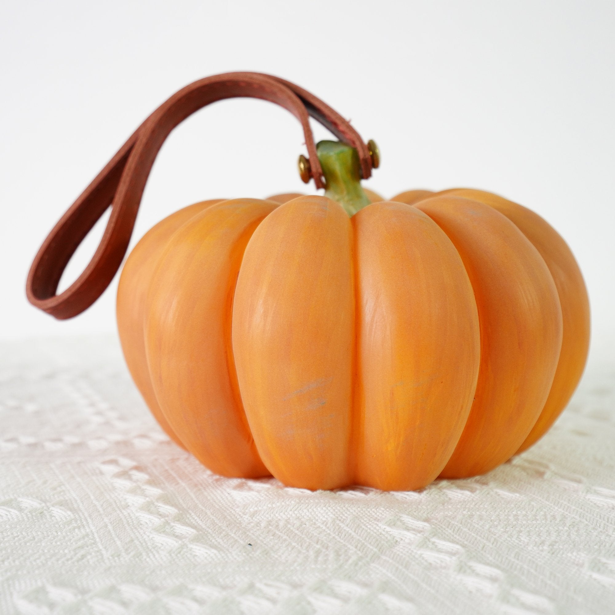 modern-pumpkin-inspired-resin-table-lamp-led-portable-bedside-nightstand-light-for-home-decor