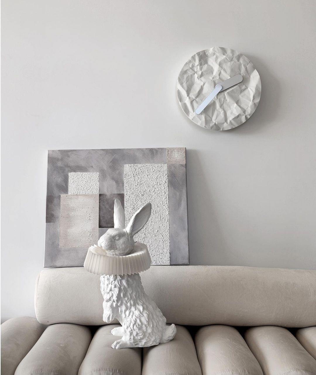 Whimsical Rabbit Animal Figurine Table Lamp with Ruffle Collar and LED Illumination for Modern Interiors