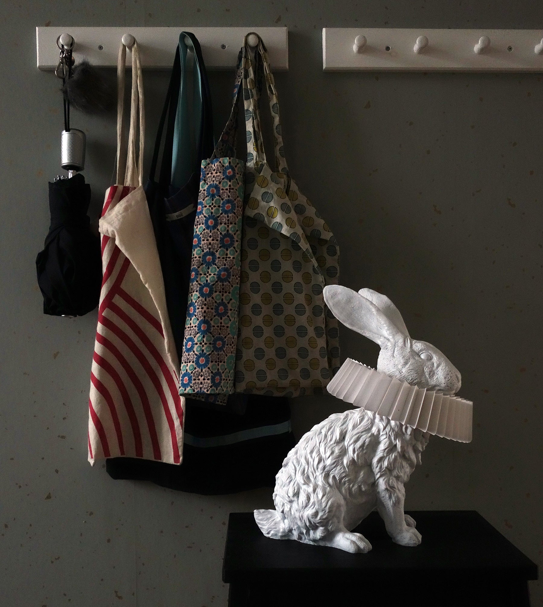 Whimsical Rabbit Animal Figurine Table Lamp with Ruffle Collar and LED Illumination for Modern Interiors