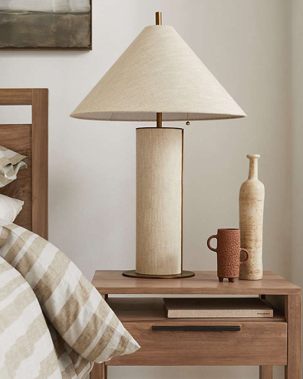 textured-ivory-linen-table-lamp-with-polished-brass-accents-for-elegant-living-spaces