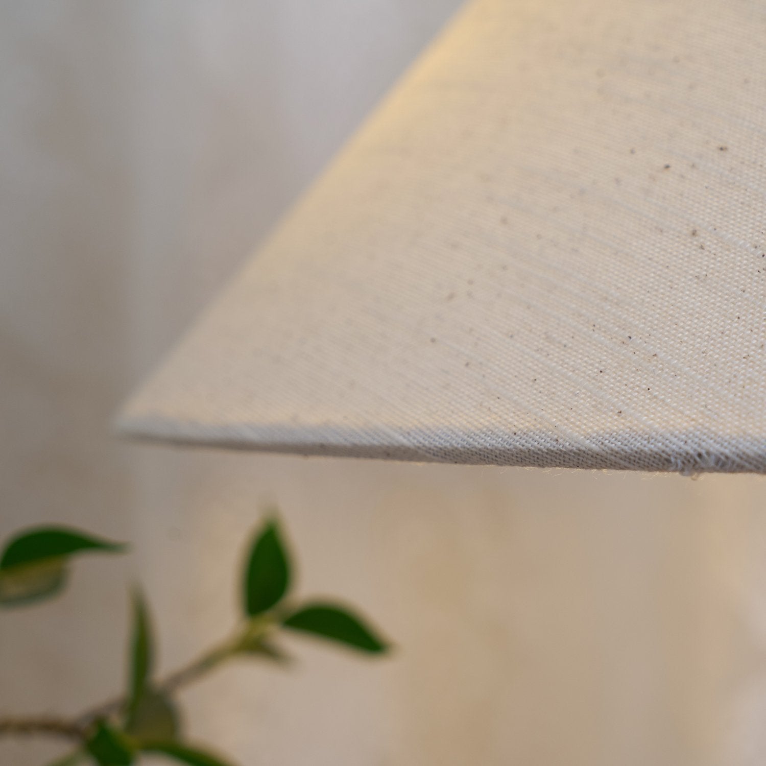 textured-ivory-linen-table-lamp-with-polished-brass-accents-for-elegant-living-spaces
