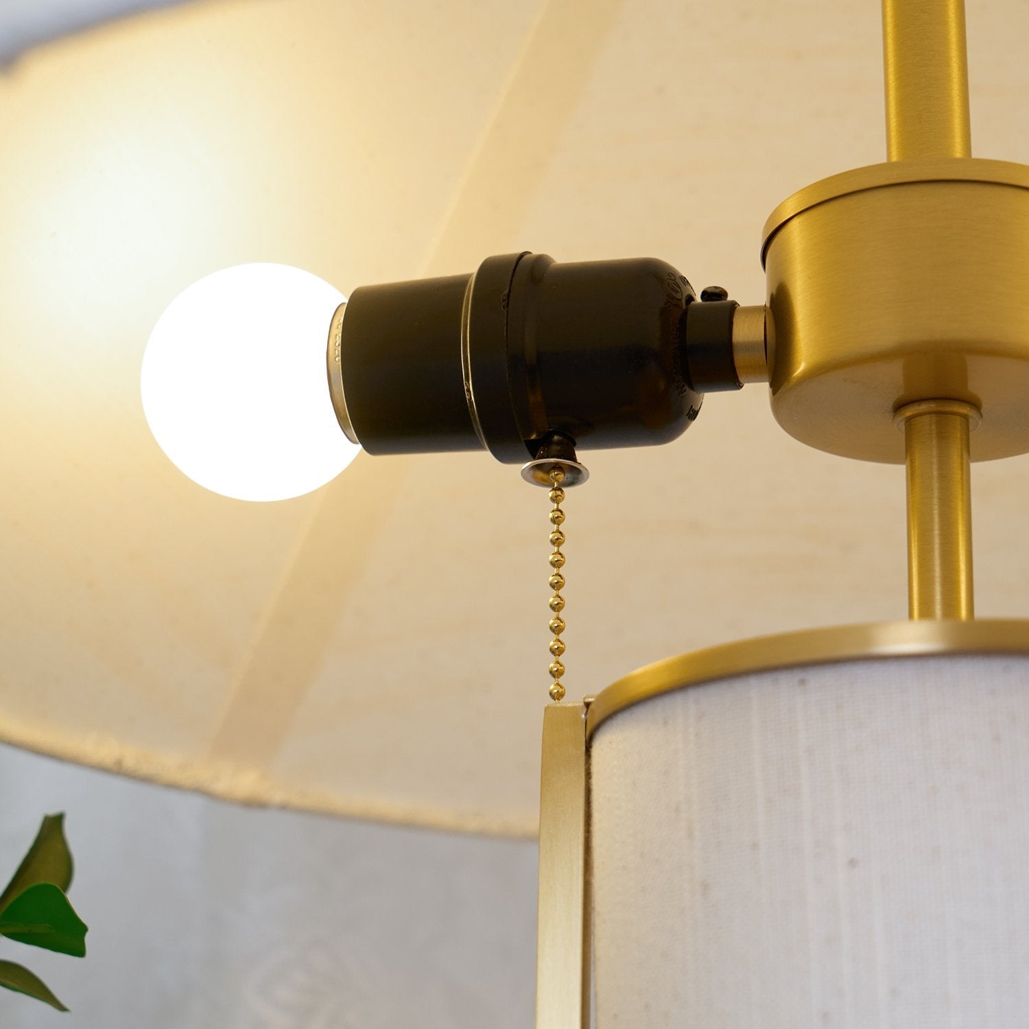 textured-ivory-linen-table-lamp-with-polished-brass-accents-for-elegant-living-spaces