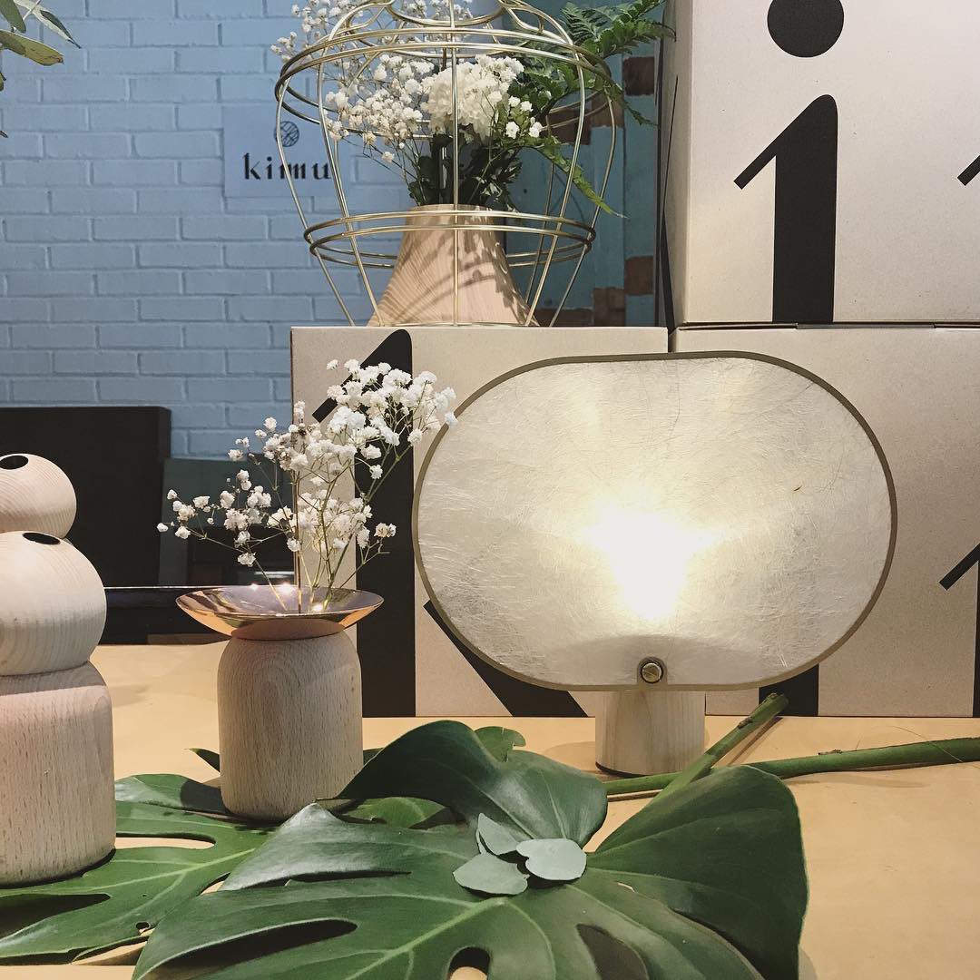 modern-rotating-screen-table-lamp-with-marble-base-for-elegant-interior-decor