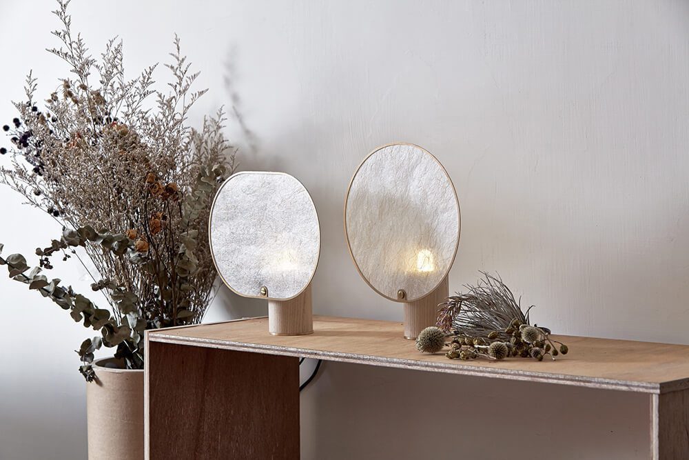 modern-rotating-screen-table-lamp-with-marble-base-for-elegant-interior-decor