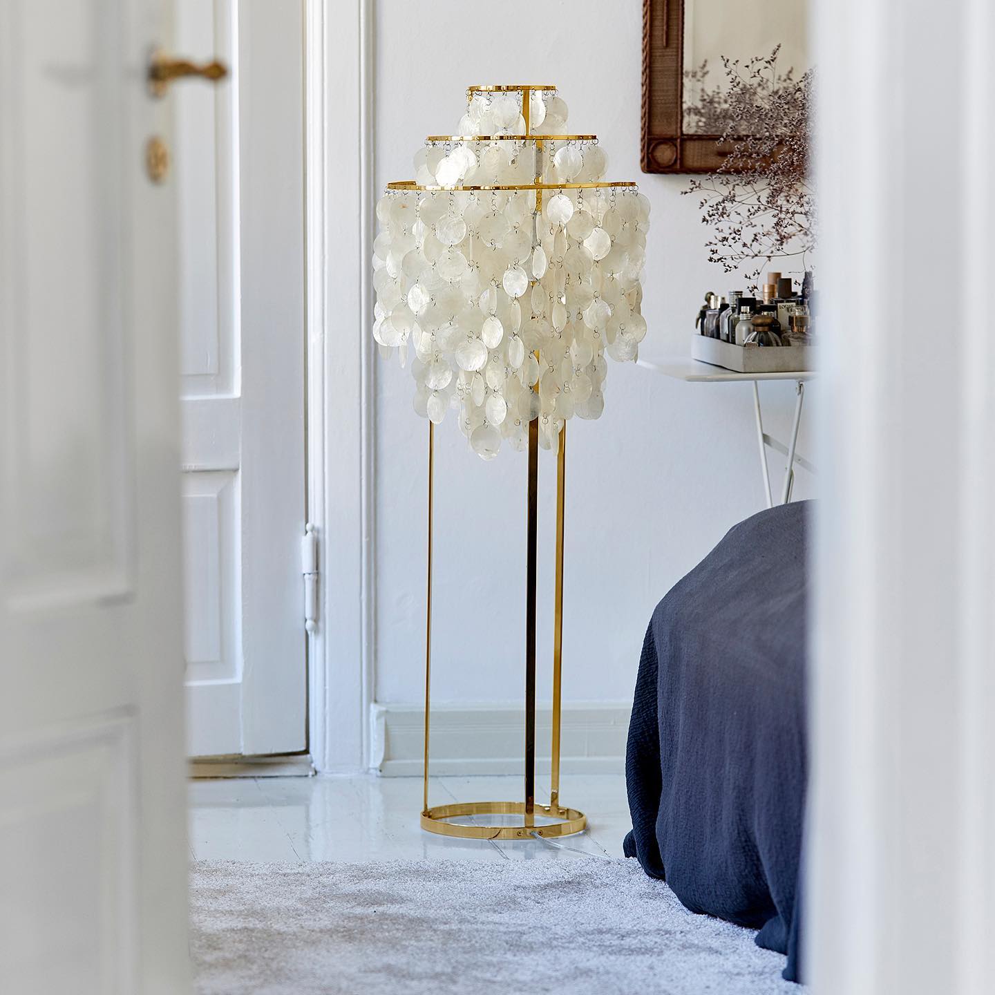 Elegant Natural Mother of Pearl Tiered Shell Floor Lamp Modern Standing Lighting for Home Decor