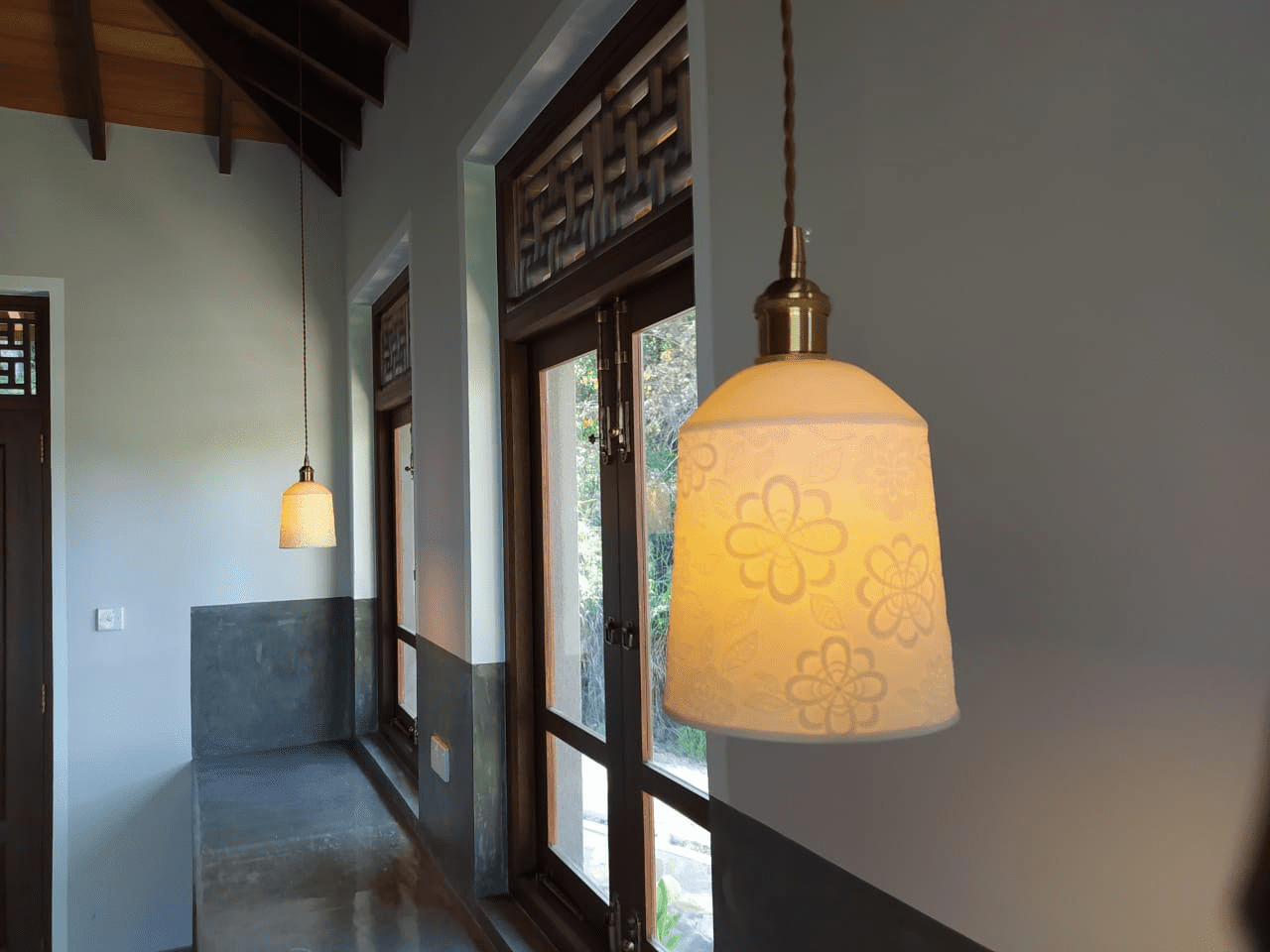 modern-shell-inspired-ceramic-pendant-light-art-deco-porcelain-hanging-lamp-with-brass-accents