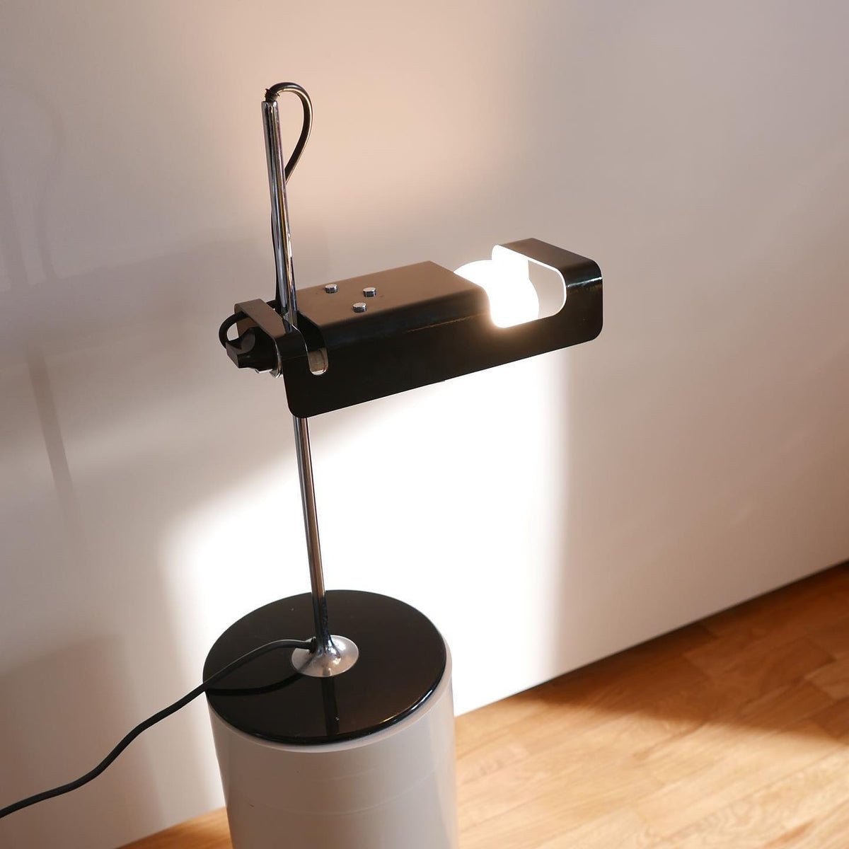 Modern Spider Metal Adjustable Table Lamp with Tilting Spotlight for Bedroom Nightstand or Desk