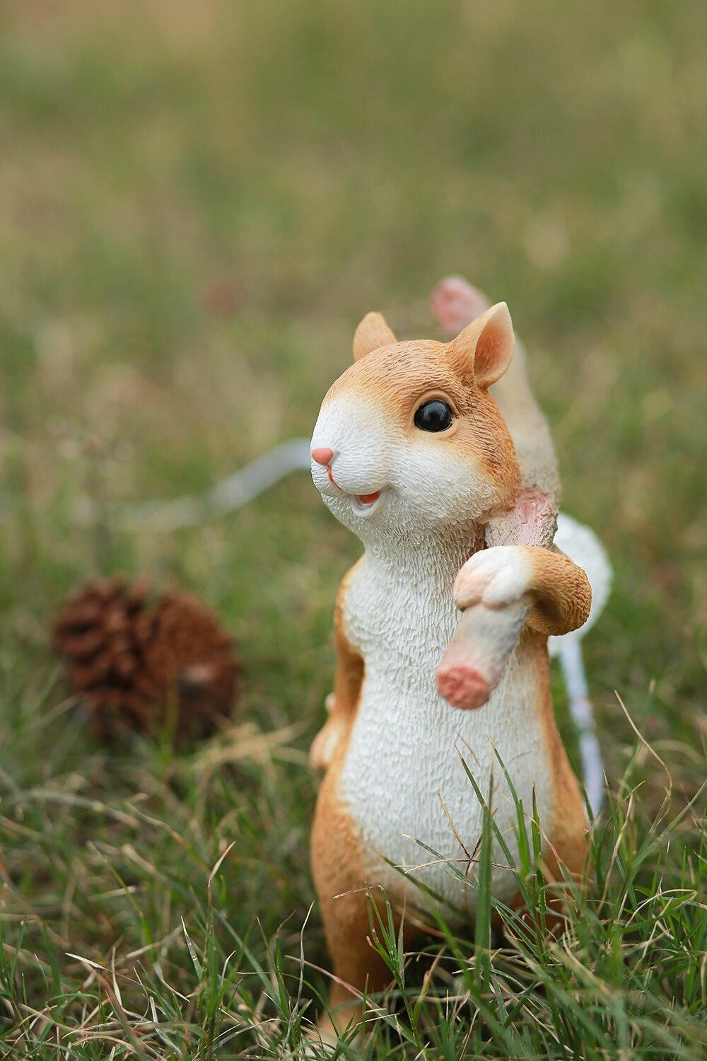Squirrel Shaped Portable Resin Table Lamp Unique Animal Design Night Light for Modern Home Decor