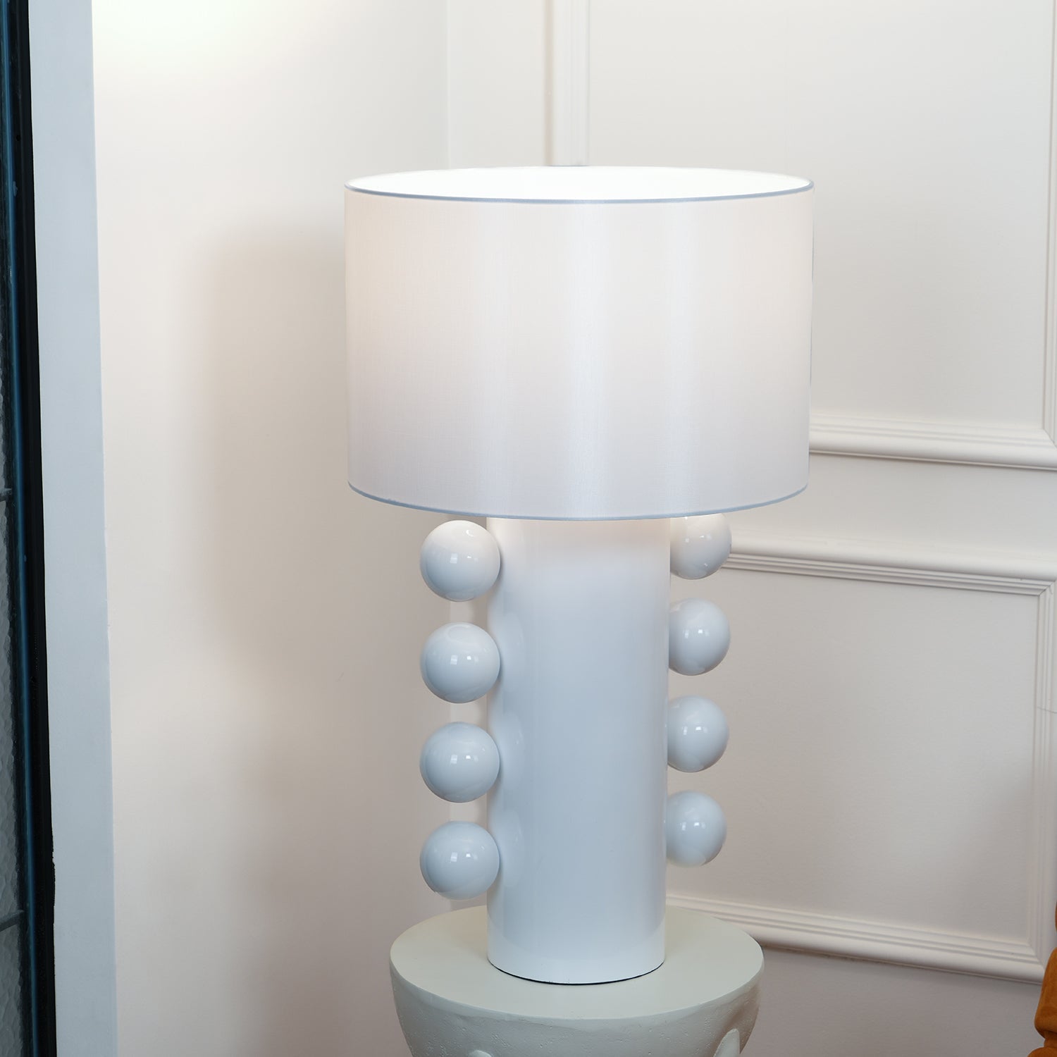Contemporary Geometric Table Lamp with Spherical Base Accents for Modern Bedroom Decor