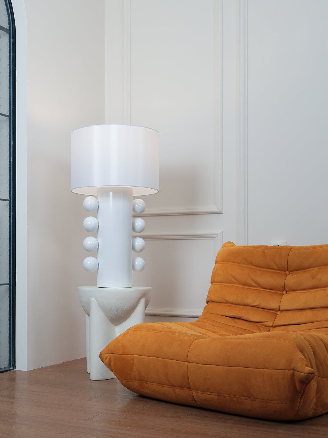 Contemporary Geometric Table Lamp with Spherical Base Accents for Modern Bedroom Decor