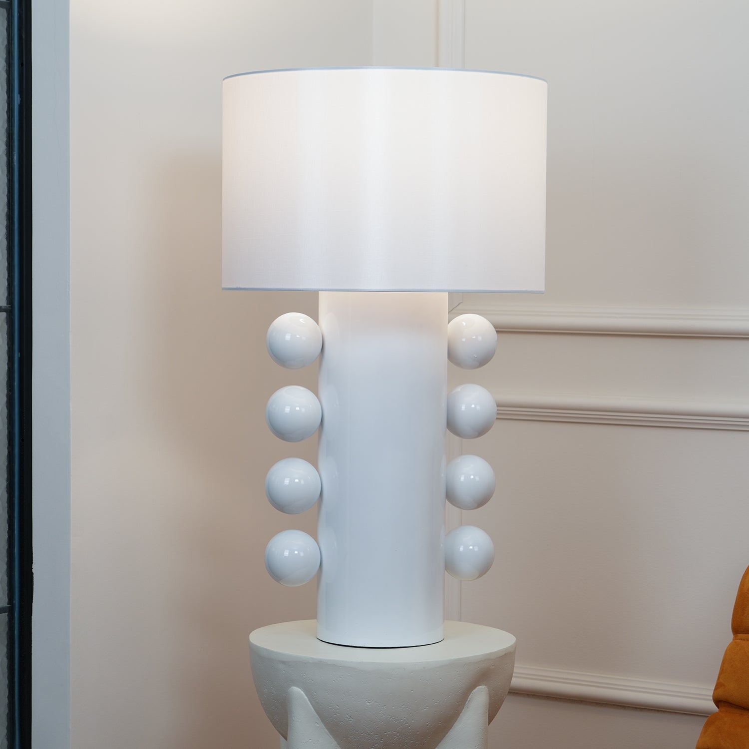 Contemporary Geometric Table Lamp with Spherical Base Accents for Modern Bedroom Decor