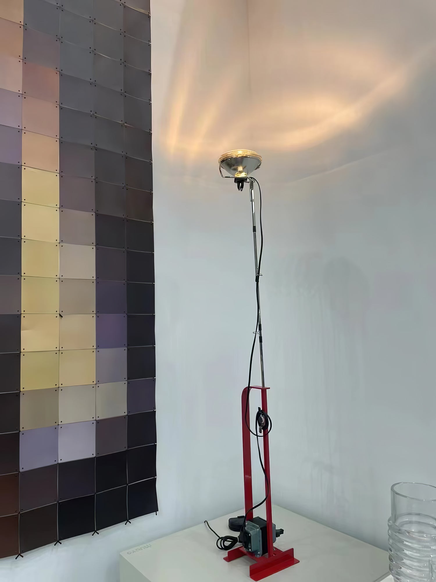 Modern Industrial Adjustable LED Floor Lamp with Telescopic Stem for Living Room Lighting