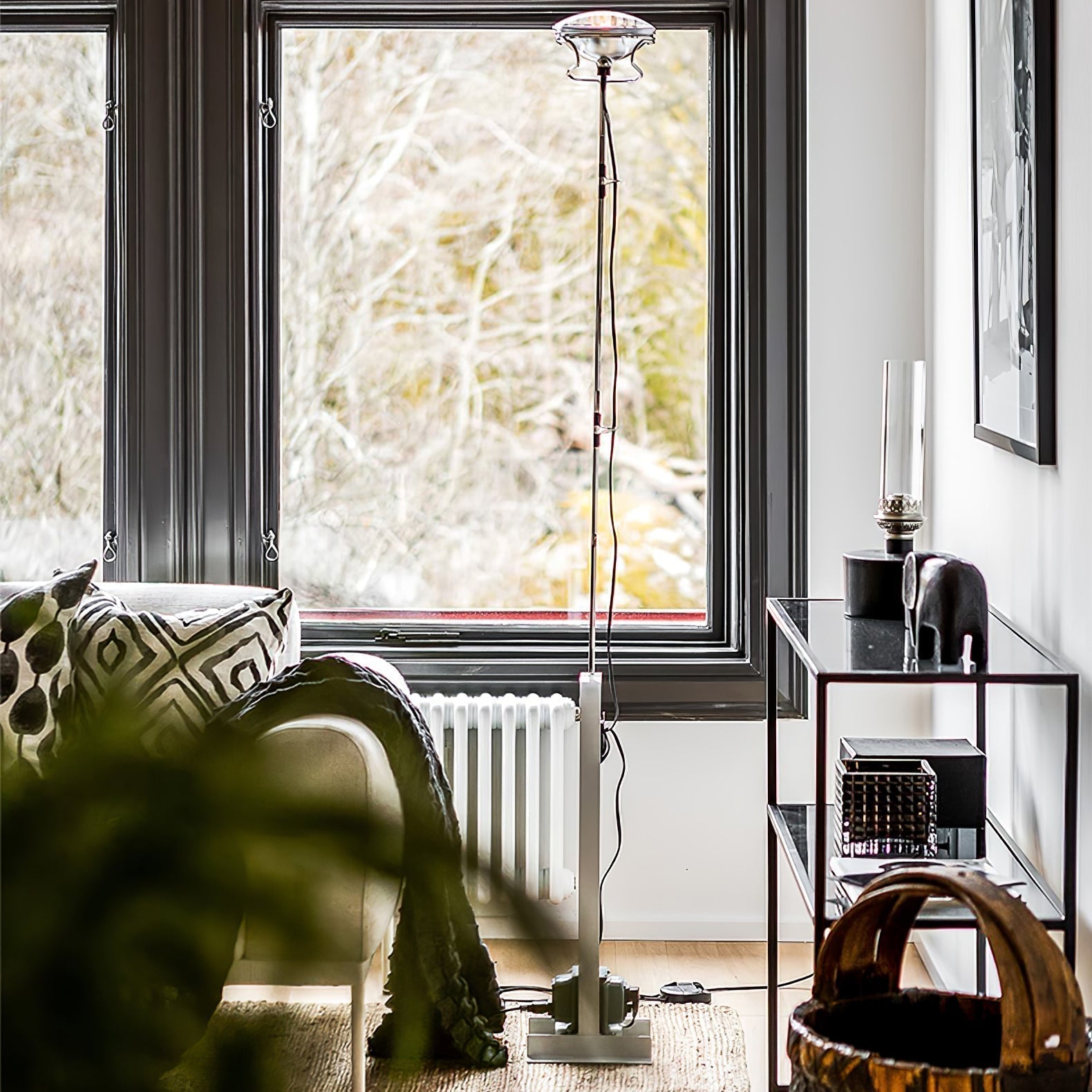 Modern Industrial Adjustable LED Floor Lamp with Telescopic Stem for Living Room Lighting