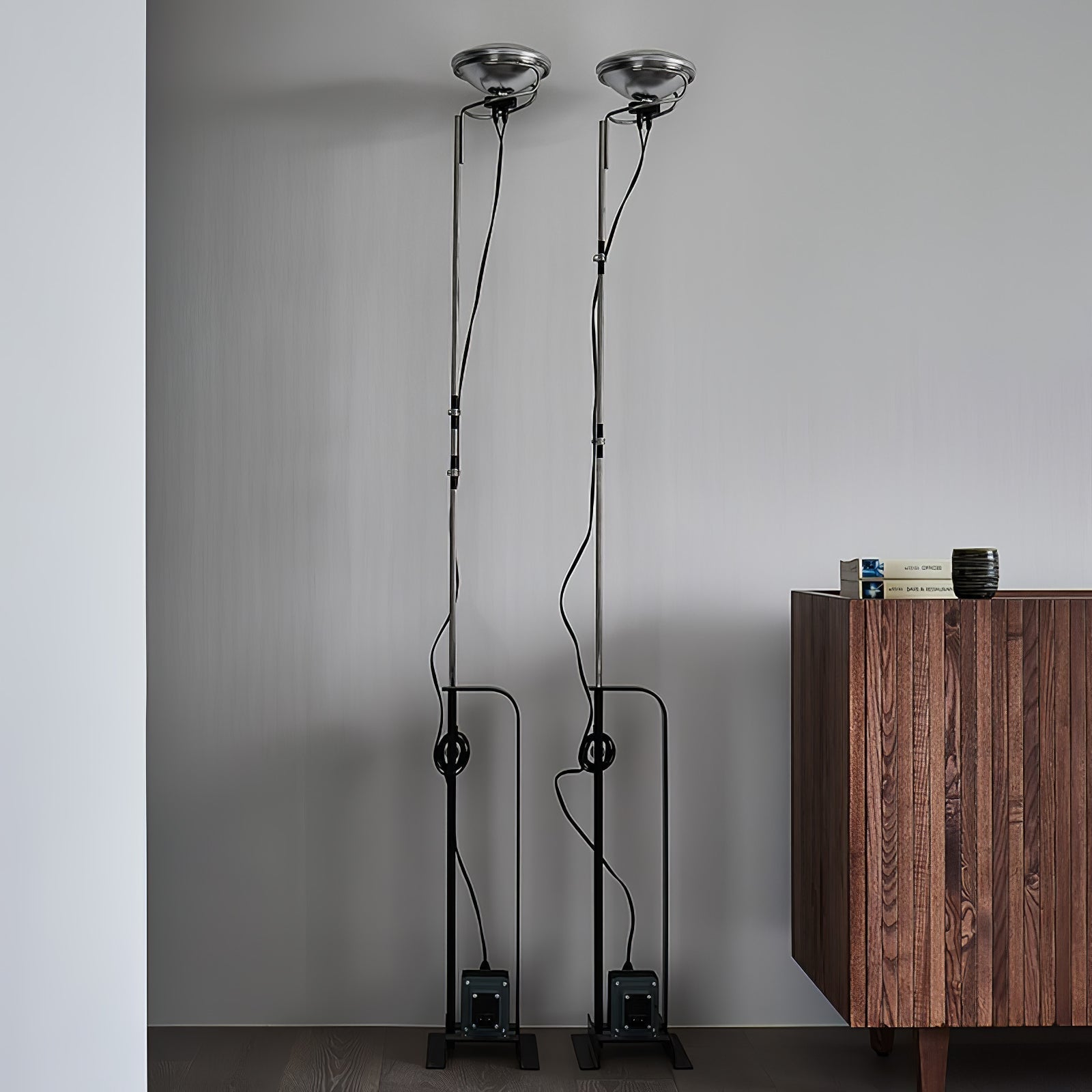Modern Industrial Adjustable LED Floor Lamp with Telescopic Stem for Living Room Lighting