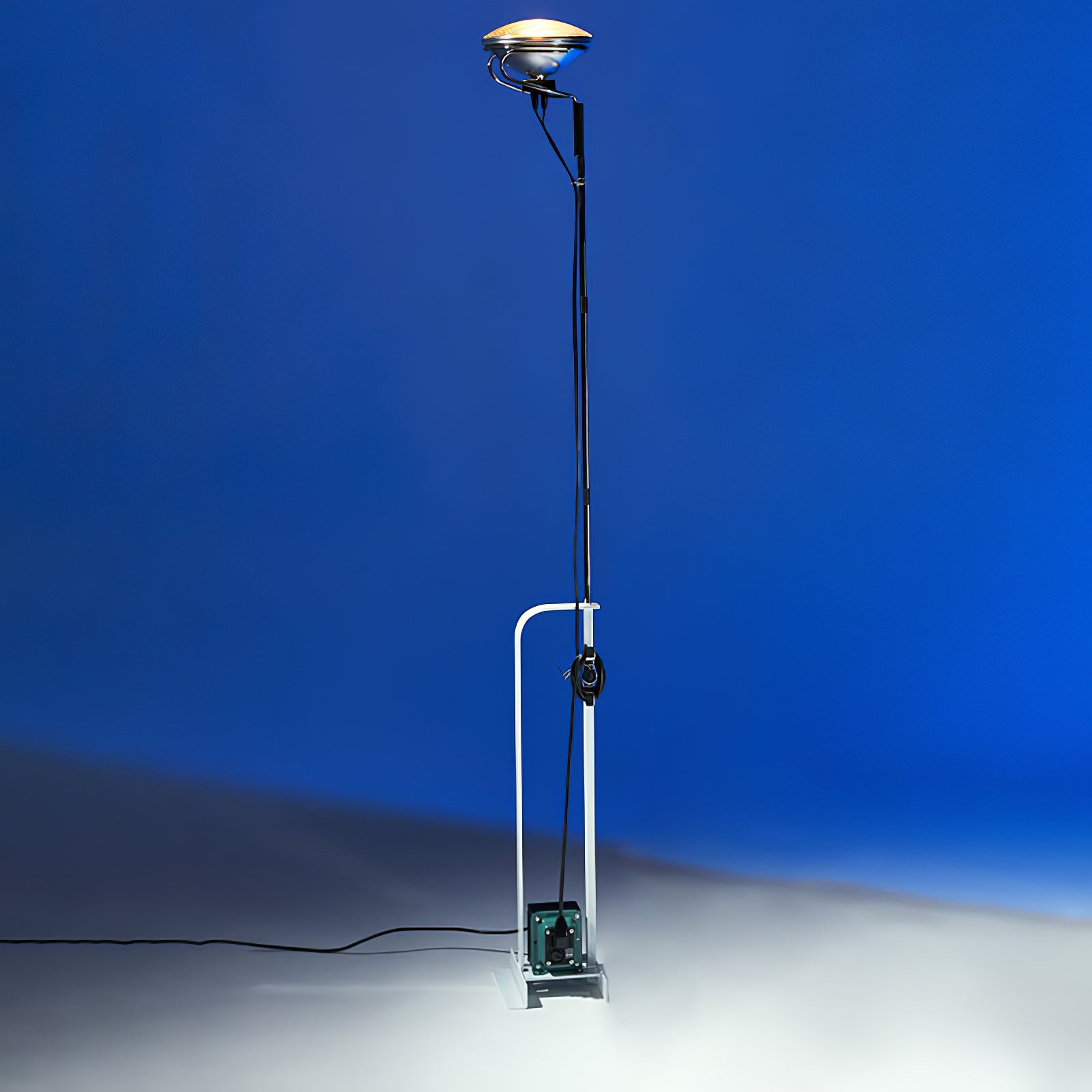 Modern Industrial Adjustable LED Floor Lamp with Telescopic Stem for Living Room Lighting