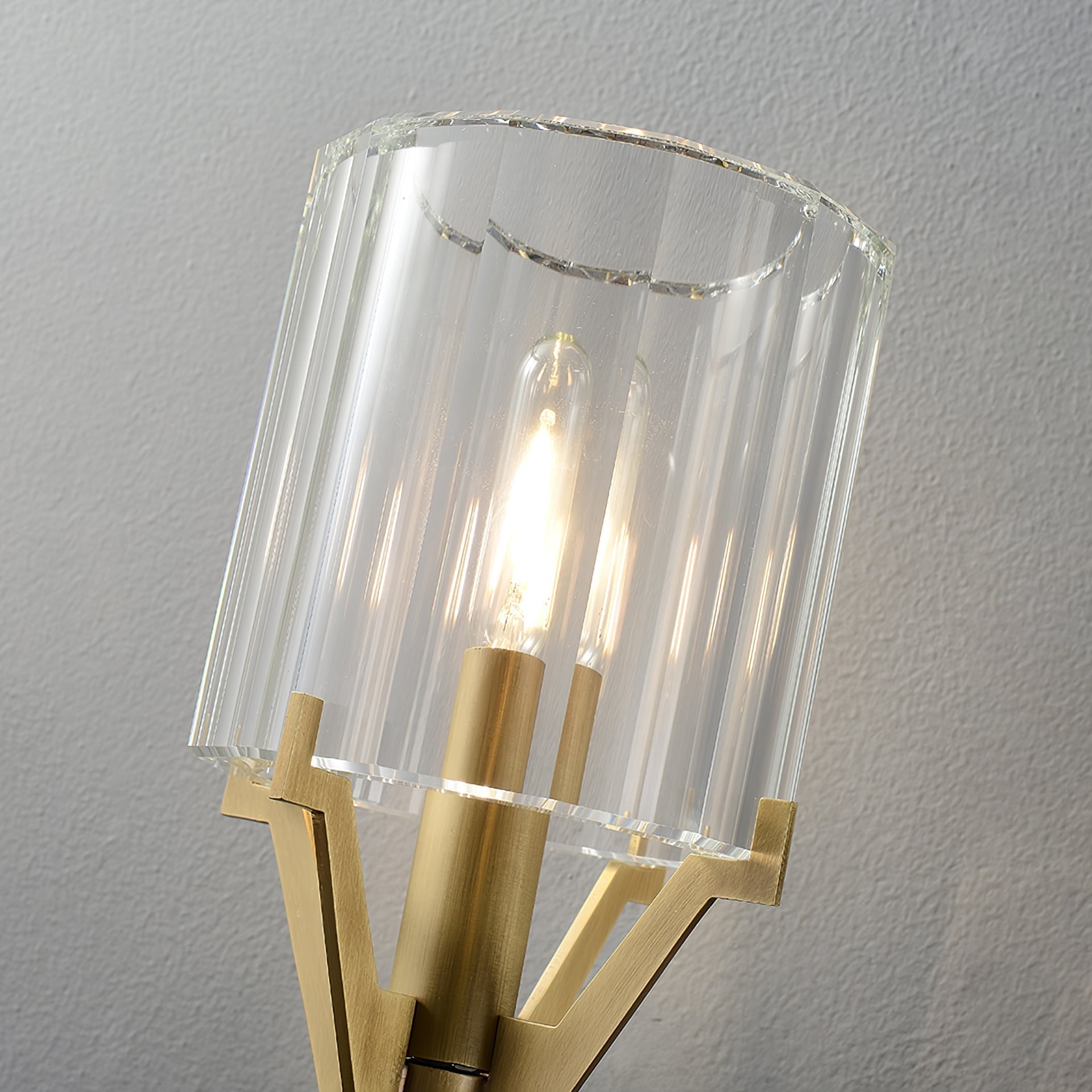 modern-architectural-faceted-crystal-glass-wall-sconce-with-polished-brass-finish