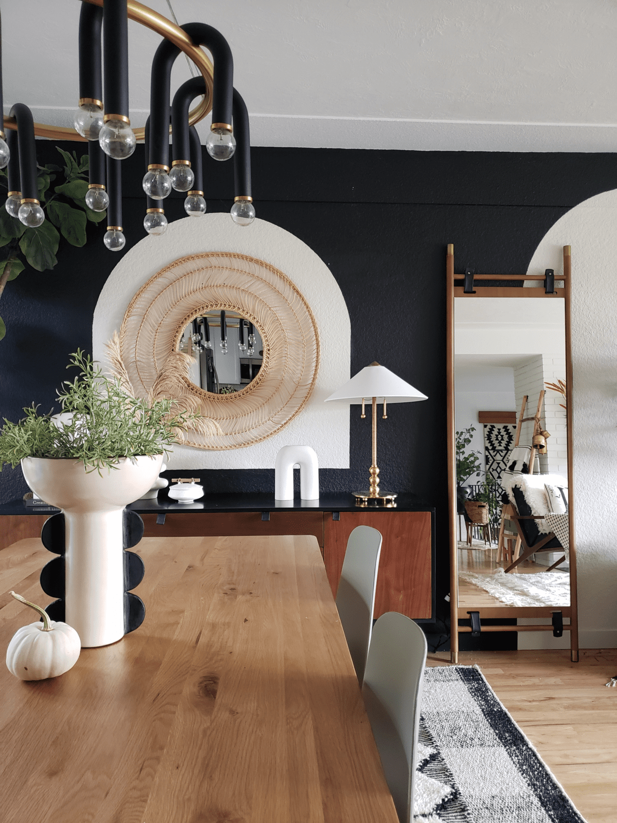 contemporary-black-horseshoe-pendant-light-for-modern-kitchen-islands-and-dining-rooms