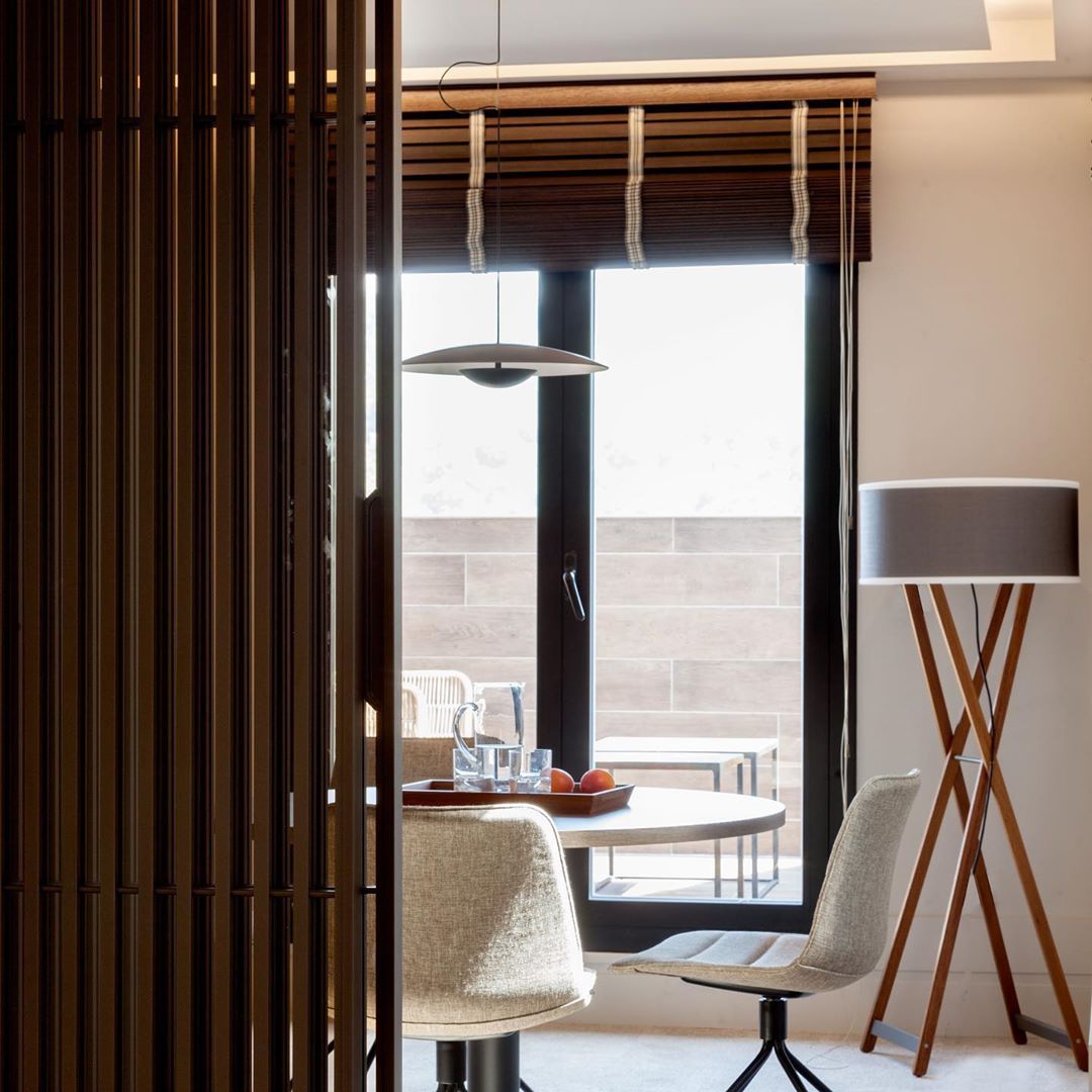 modern-minimalist-round-led-pendant-light-woodgrain-metal-ceiling-hanging-lamp
