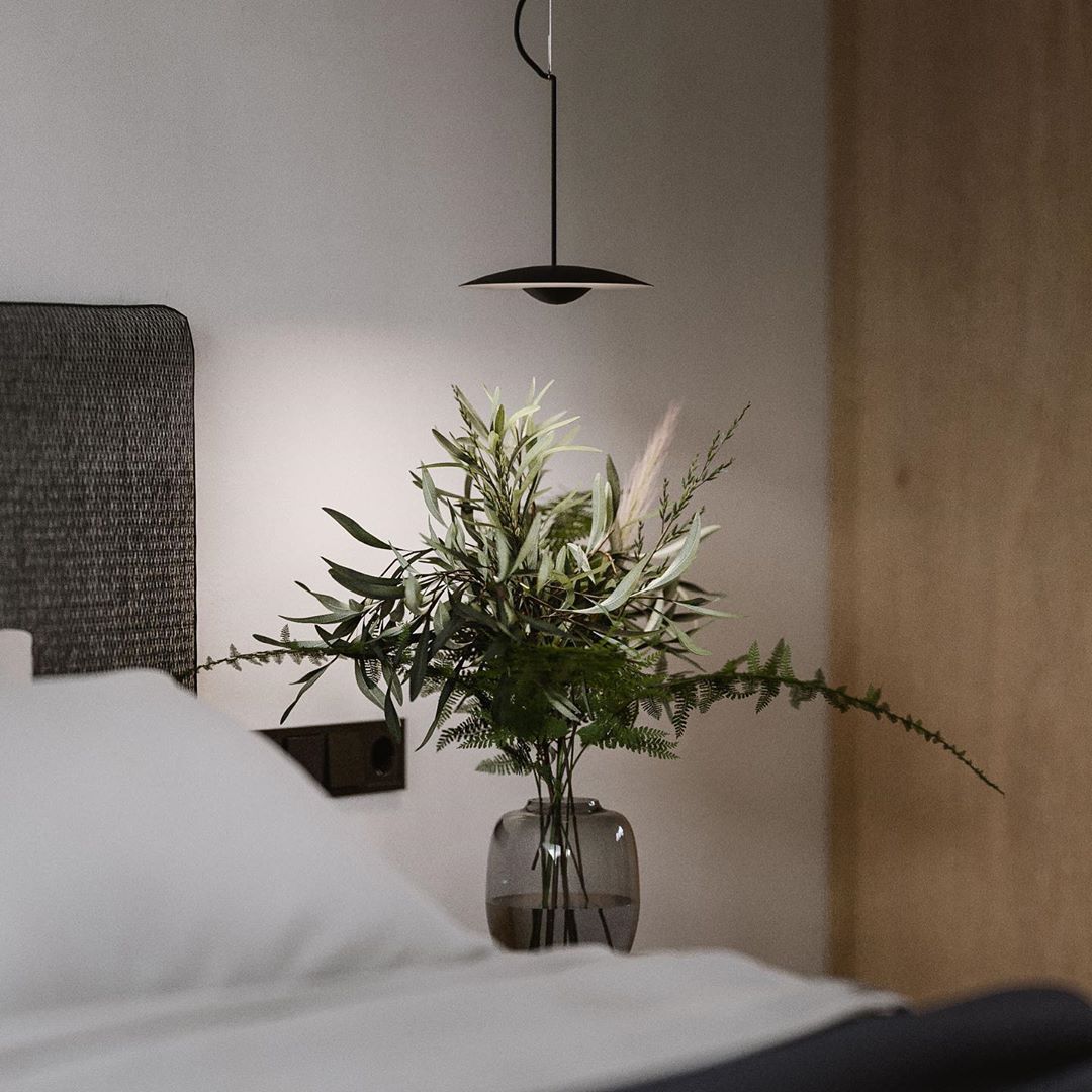 modern-minimalist-round-led-pendant-light-woodgrain-metal-ceiling-hanging-lamp