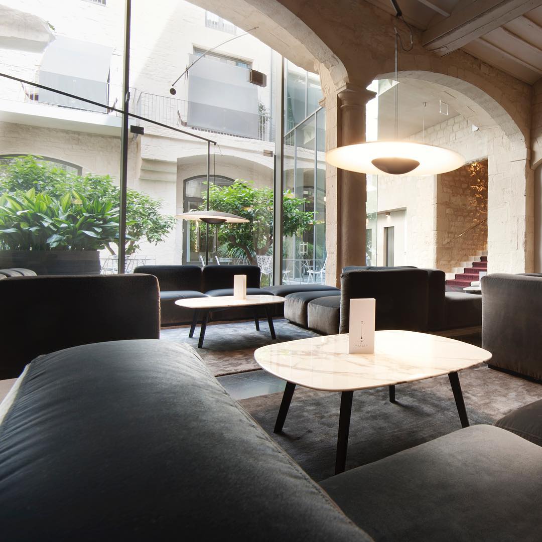 modern-minimalist-round-led-pendant-light-woodgrain-metal-ceiling-hanging-lamp