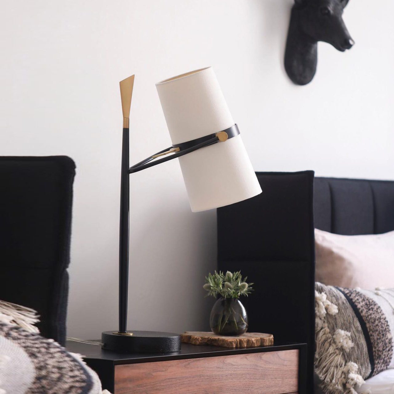 yasmin-antique-black-and-brass-table-lamp-with-linen-shade-for-bedside-desks