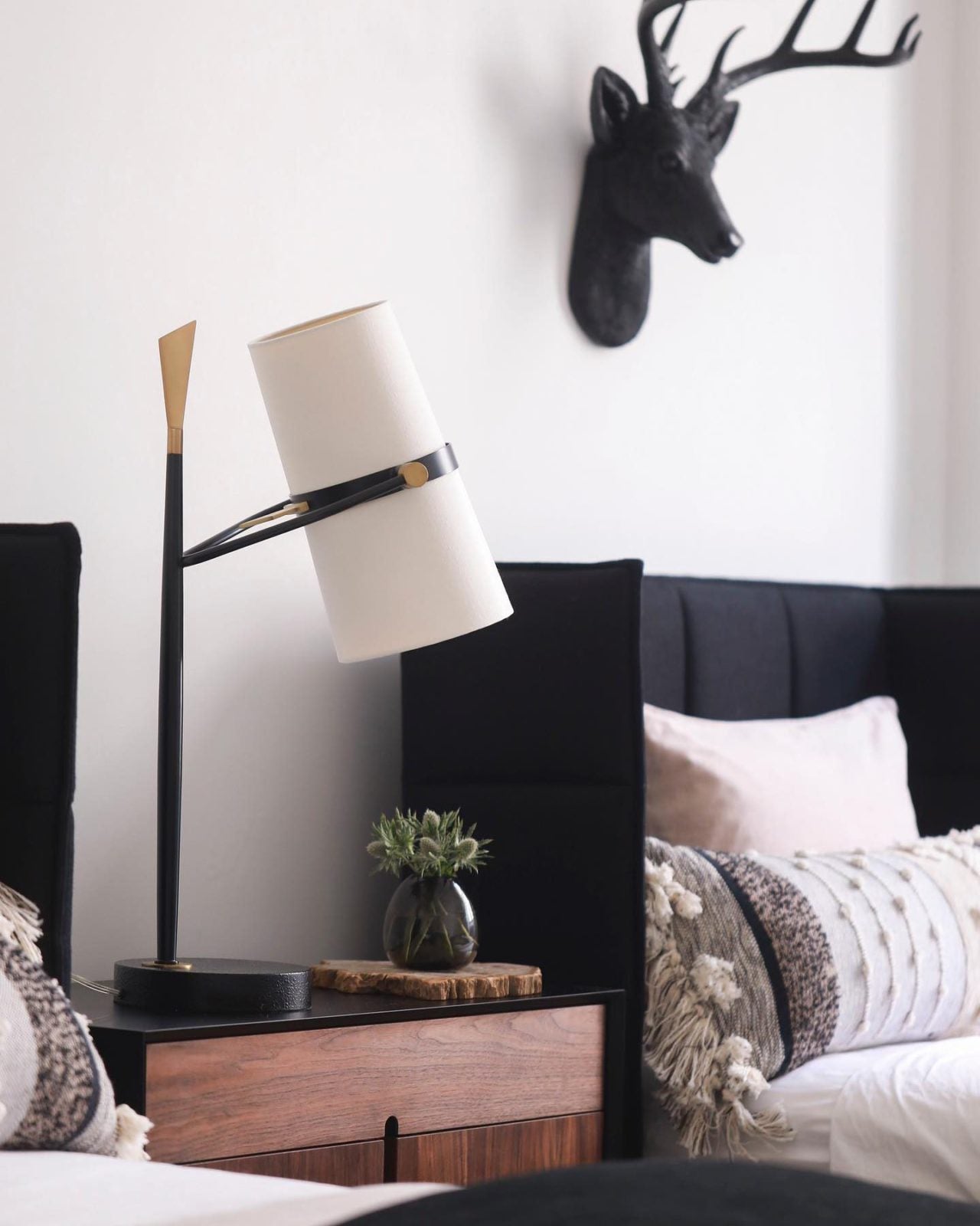 yasmin-antique-black-and-brass-table-lamp-with-linen-shade-for-bedside-desks