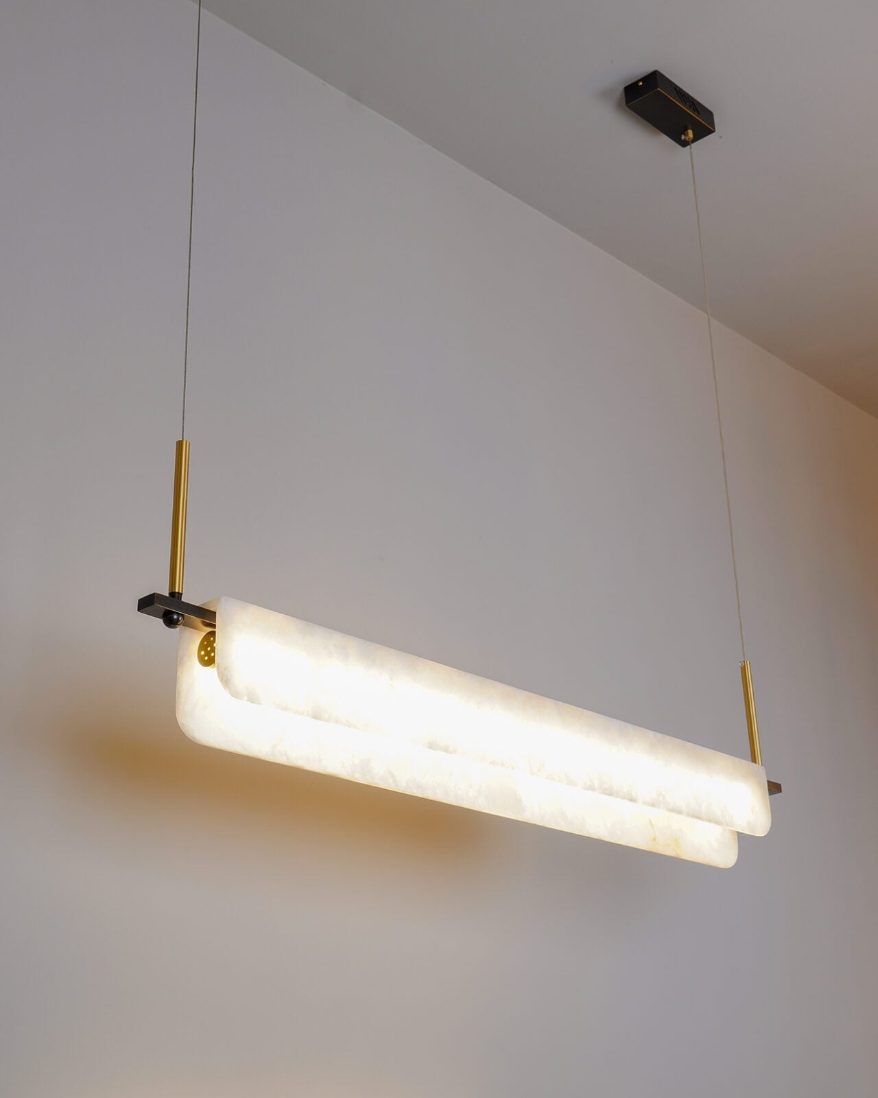 modern-linear-alabaster-led-pendant-light-with-brass-architectural-accents-for-home-dining