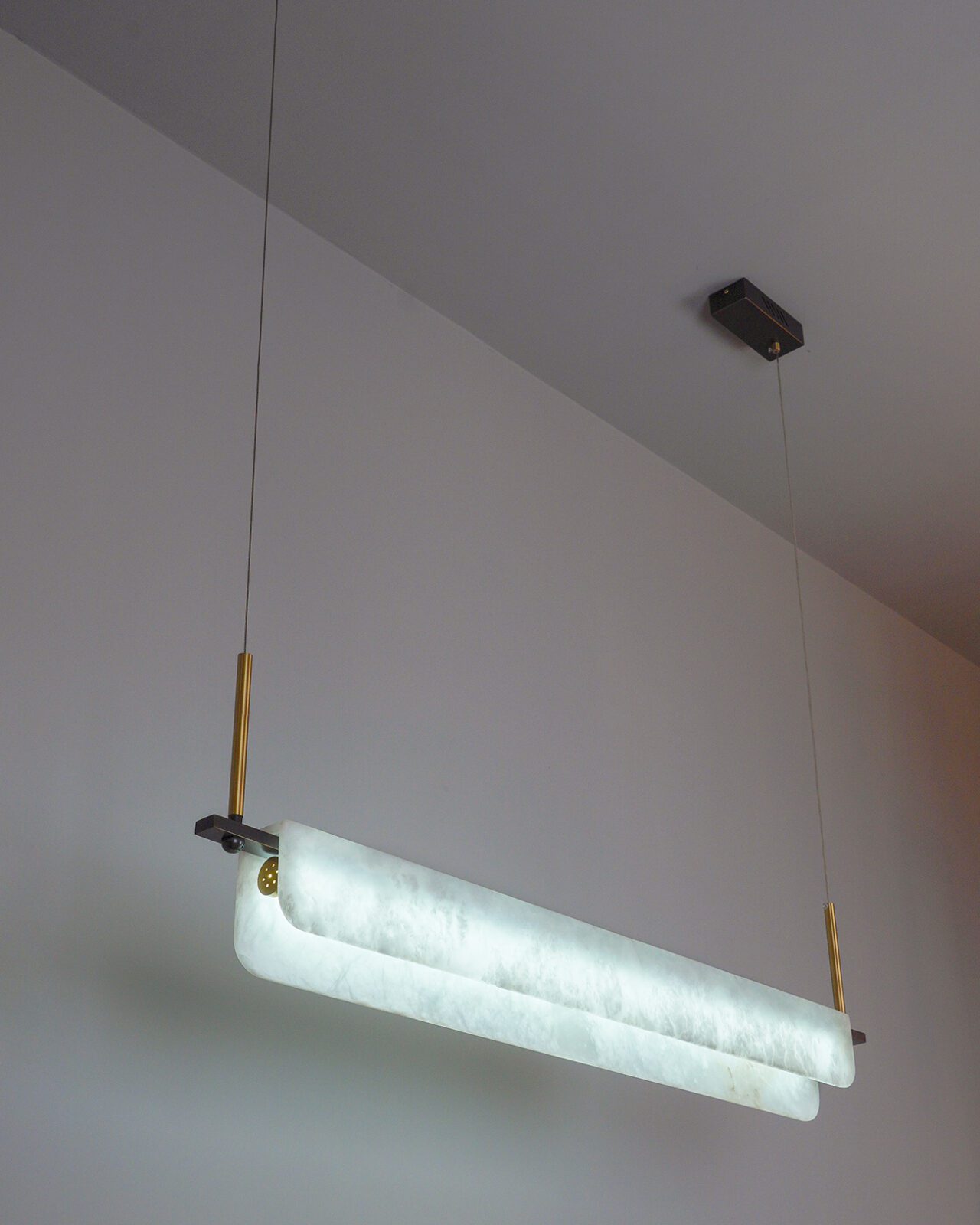 modern-linear-alabaster-led-pendant-light-with-brass-architectural-accents-for-home-dining