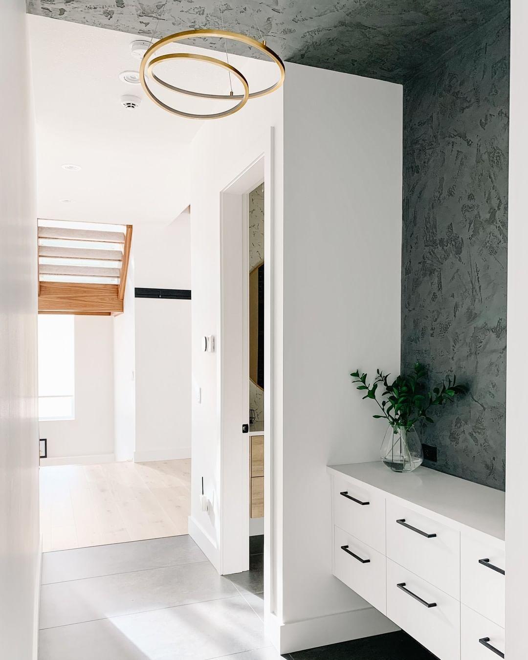 Contemporary Minimalist Crown LED Chandelier with Geometric Glass Loop and Aluminum Frame