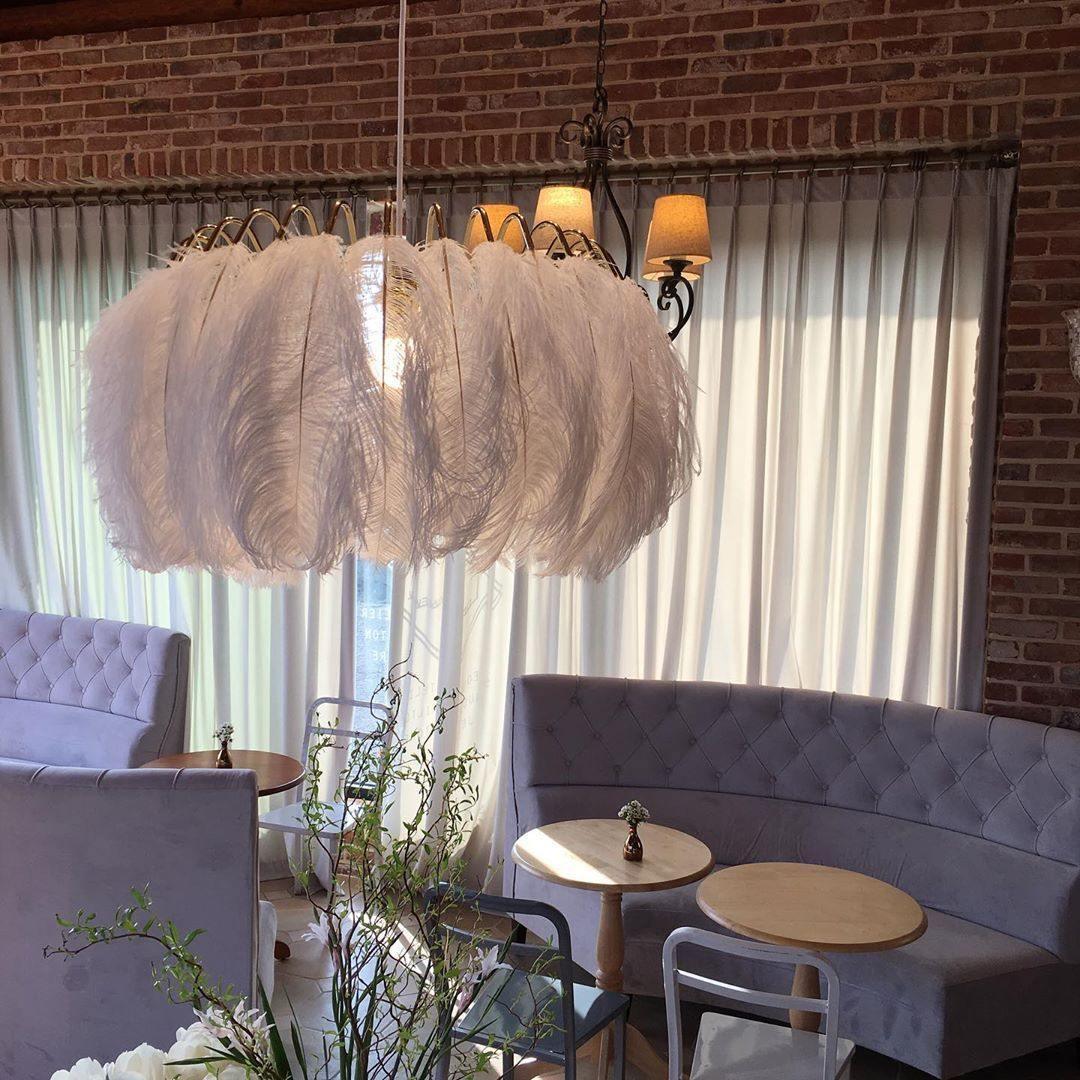 Elegant Modern Feather Pendant Light with Gold Metal Frame for Bedroom and Living Room