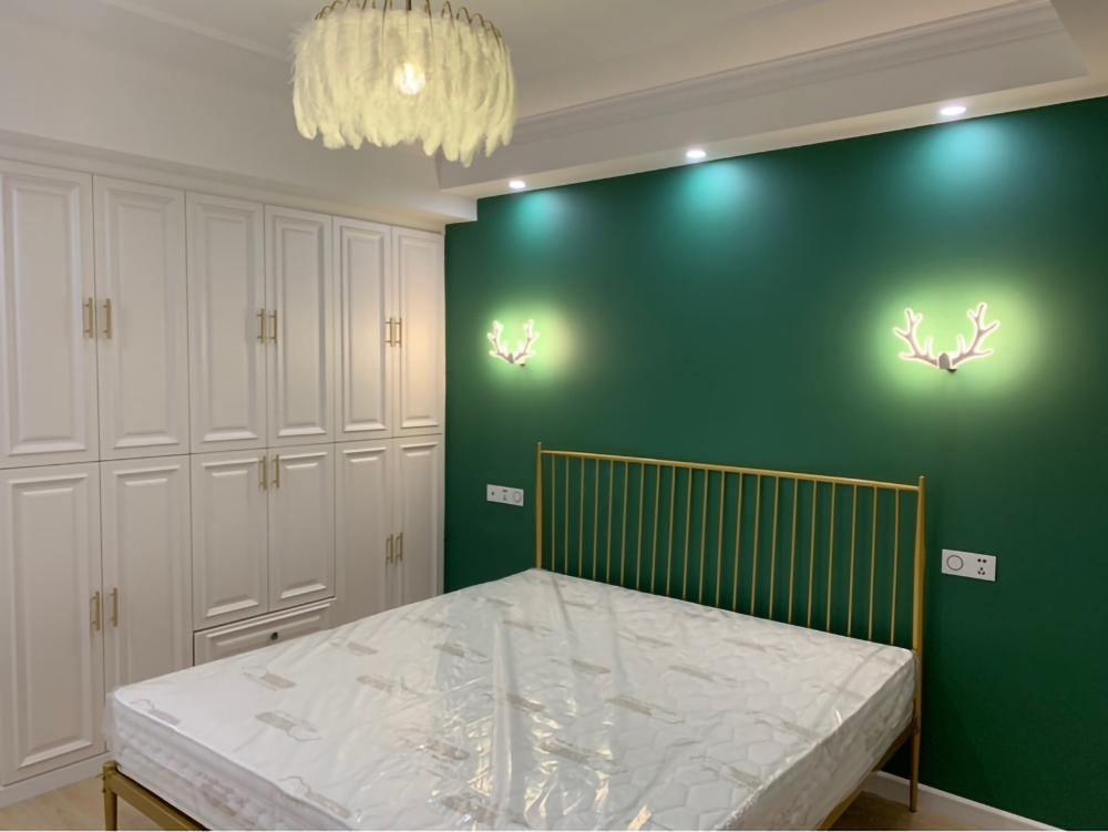 Elegant Modern Feather Pendant Light with Gold Metal Frame for Bedroom and Living Room