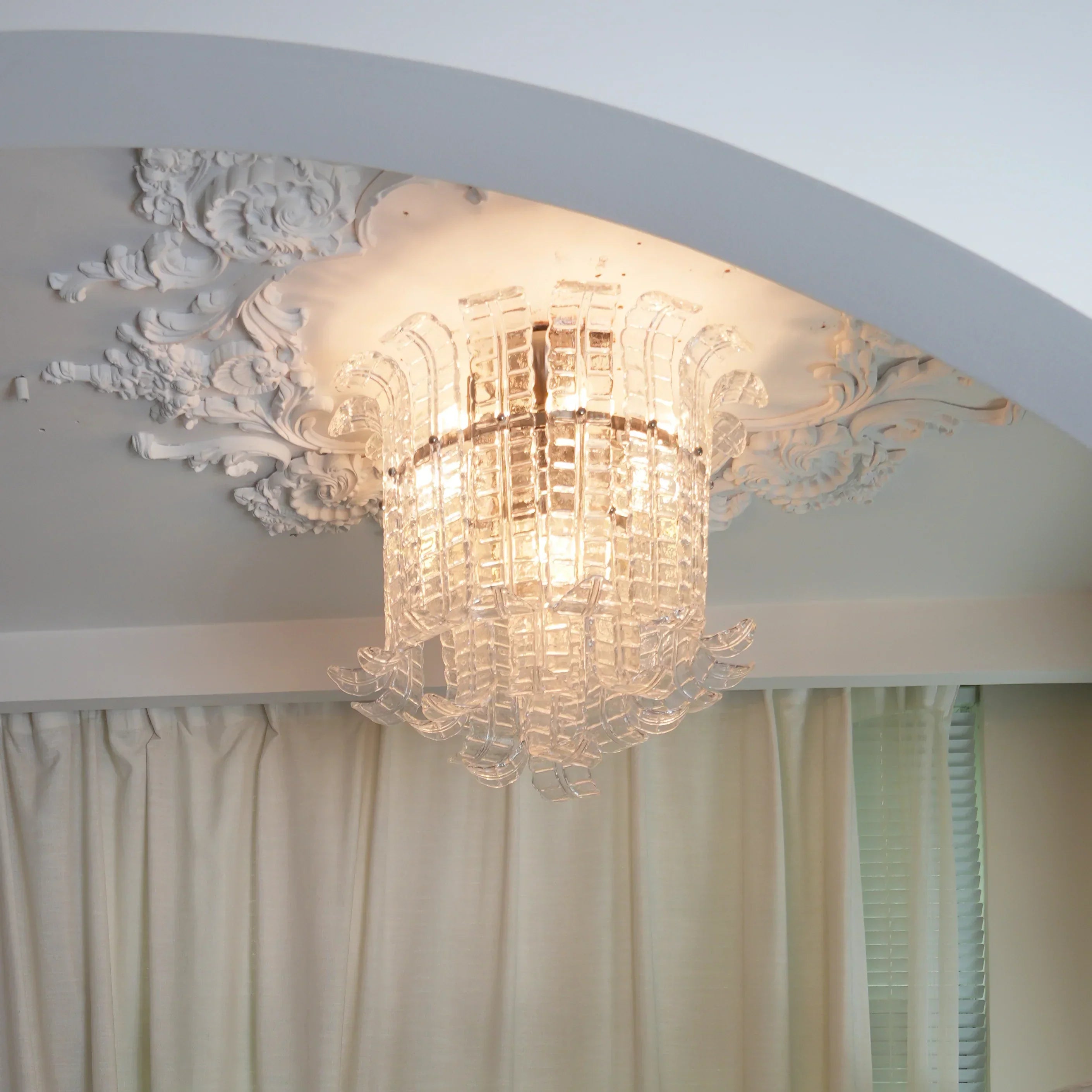 hand-crafted-murano-glass-leaf-design-ceiling-lamp-for-elegant-dining-spaces